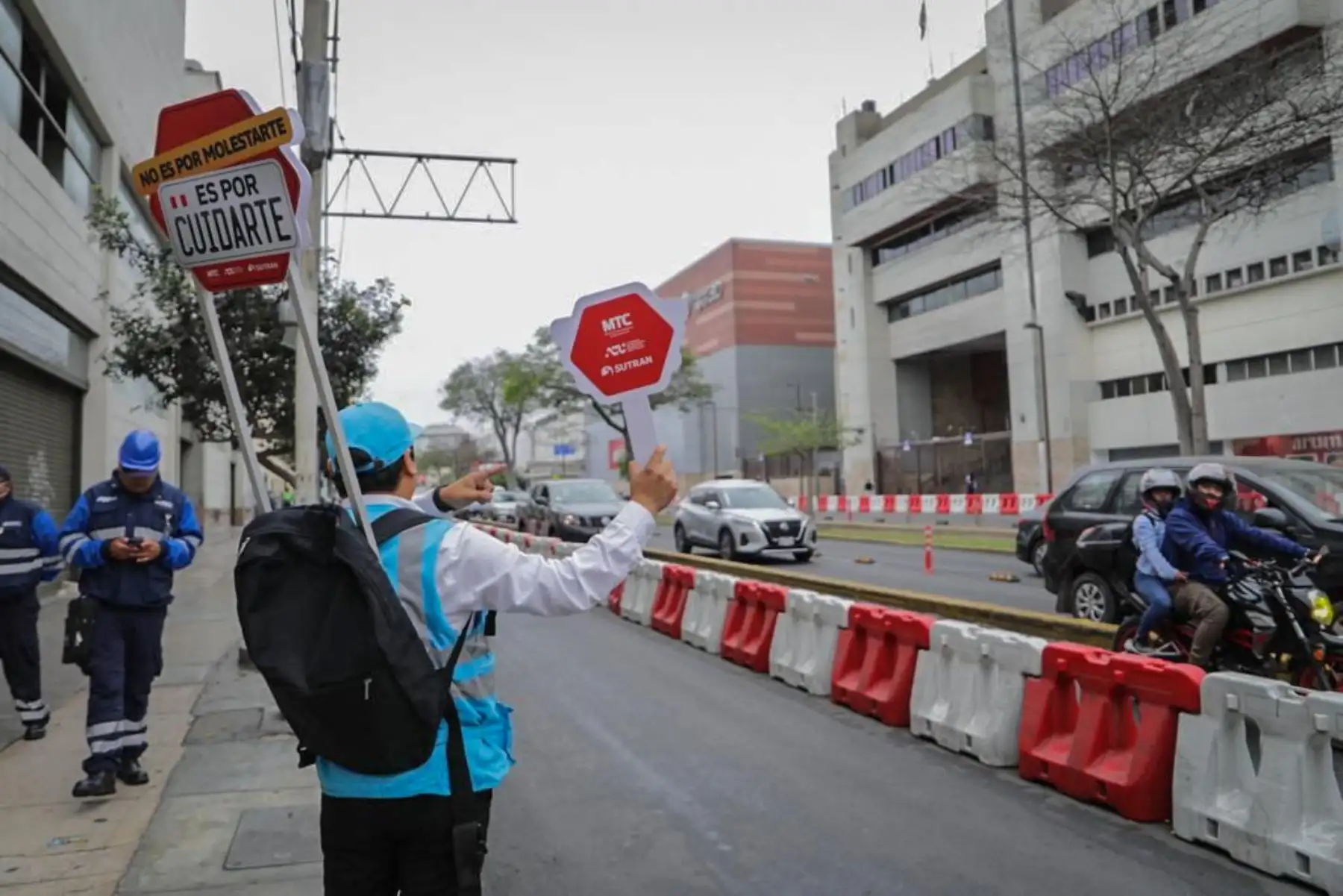 En el marco de la campaña “No es por molestarte, es por cuidarte”, impulsada por el Ministerio de Transportes y Comunicaciones, que tiene como propósito sensibilizar a la ciudadanía sobre la labor de fiscalización de los inspectores de transporte a fin de que se cumplan las normas de transporte vigentes, el personal de fiscalización de la Autoridad de Transporte Urbano realizó esta mañana un operativo en la intersección de las avenidas Garcilaso y España, en el centro de Lima, a fin de combatir el transporte informal en Lima y Callao.
Foto: ANDINA/ATU
