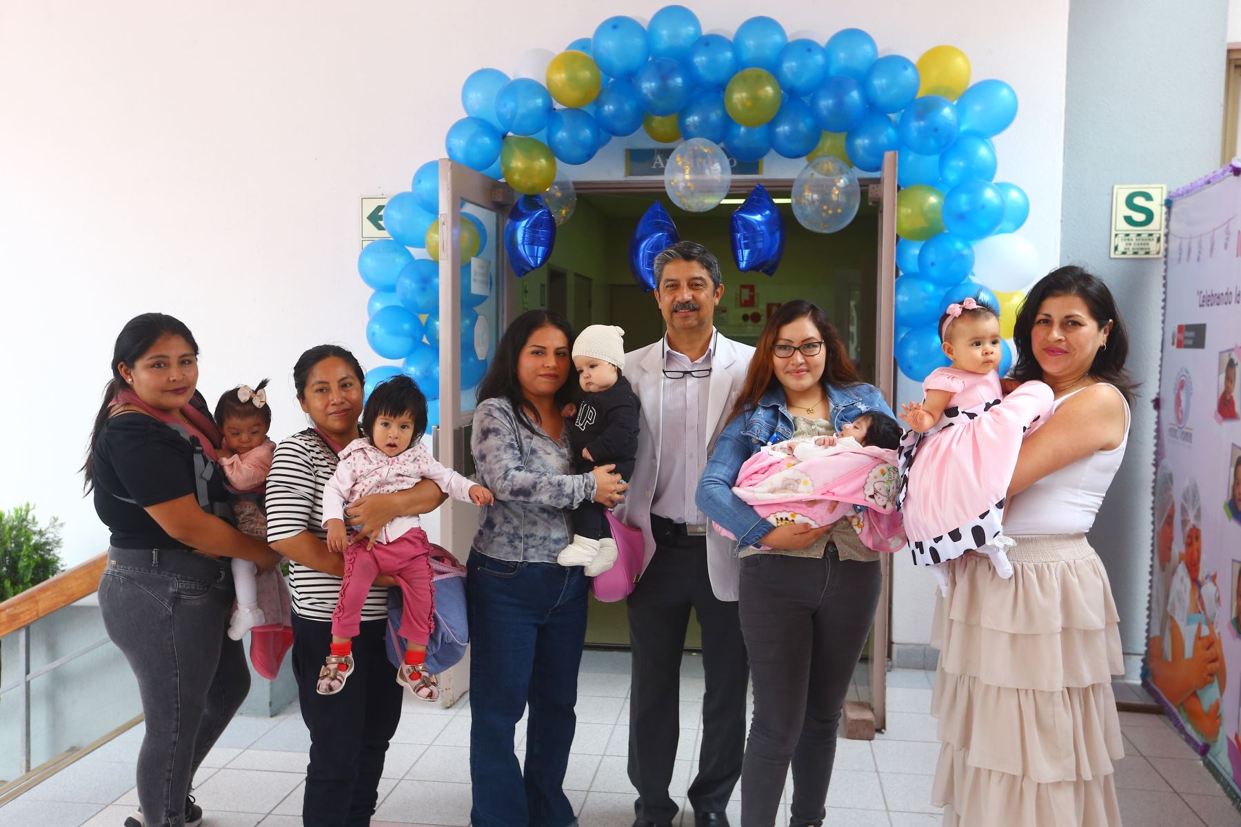 De izquierda a derecha las tocayas Antonella, Vasco, Danae y Macarena; todos fueron sometidos a cirugía fetal desde el vientre. En el centro, el doctor Erasmo Huerta, jefe del servicio fetal del INMP. Foto: ANDINA/Eddy Ramos