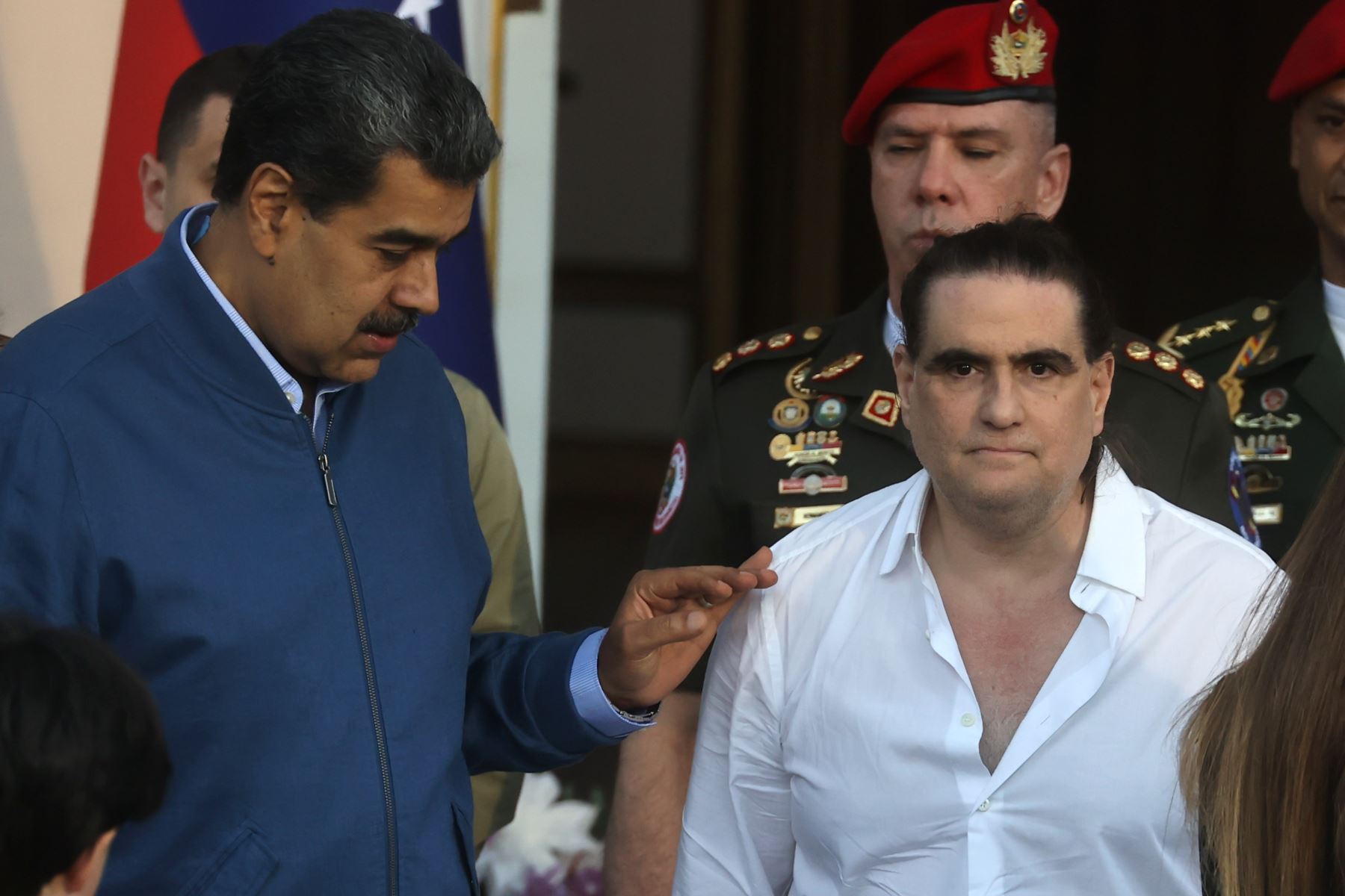 Alex Saab (derecha) es recibido por el presidente de Venezuela, Nicolás Maduro. Foto: EFE