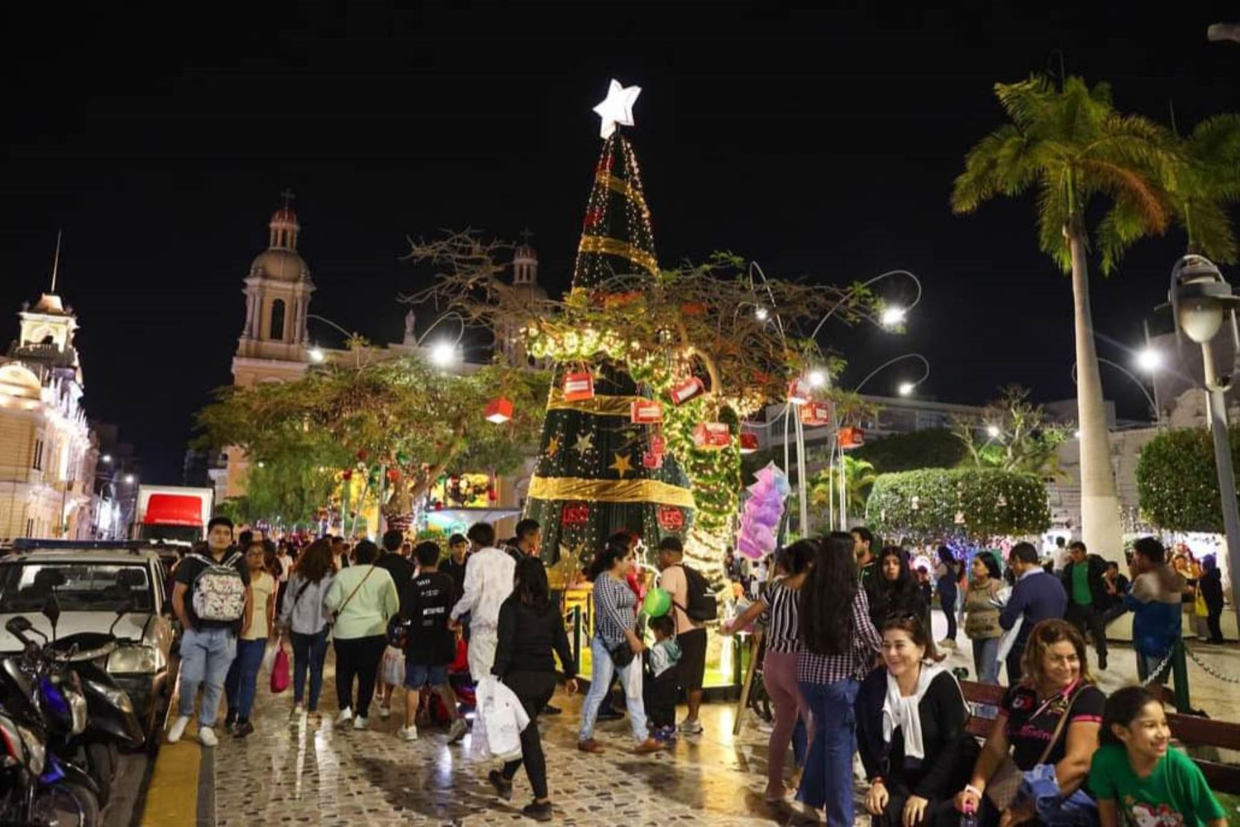 El nacimiento y la decoración navideña del parque principal de Chiclayo es el marco perfecto para las fotografías. Foto: ANDINA/Difusión
