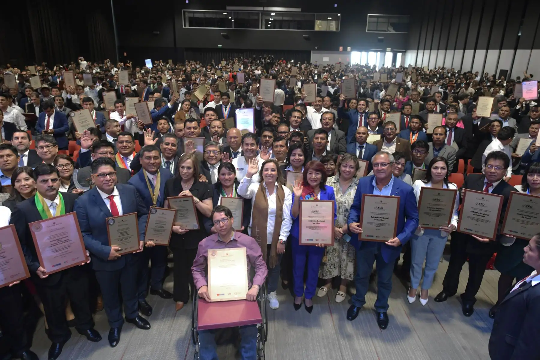 La mandataria Dina Boluarte participó en la séptima edición del Premio Nacional Sello Municipal y el reconocimiento del bono por buen cumplimiento del Fondo de Estímulo de Estímulo al Desempeño y Resultados Foto: ANDINA/Difusión