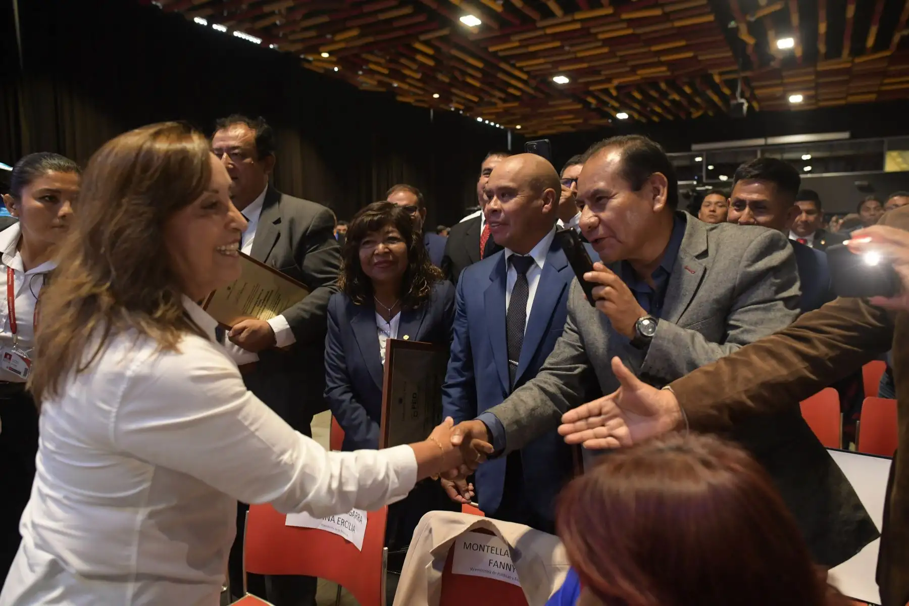 La mandataria Dina Boluarte participó en la séptima edición del Premio Nacional Sello Municipal y el reconocimiento del bono por buen cumplimiento del Fondo de Estímulo de Estímulo al Desempeño y Resultados Foto: ANDINA/Difusión
