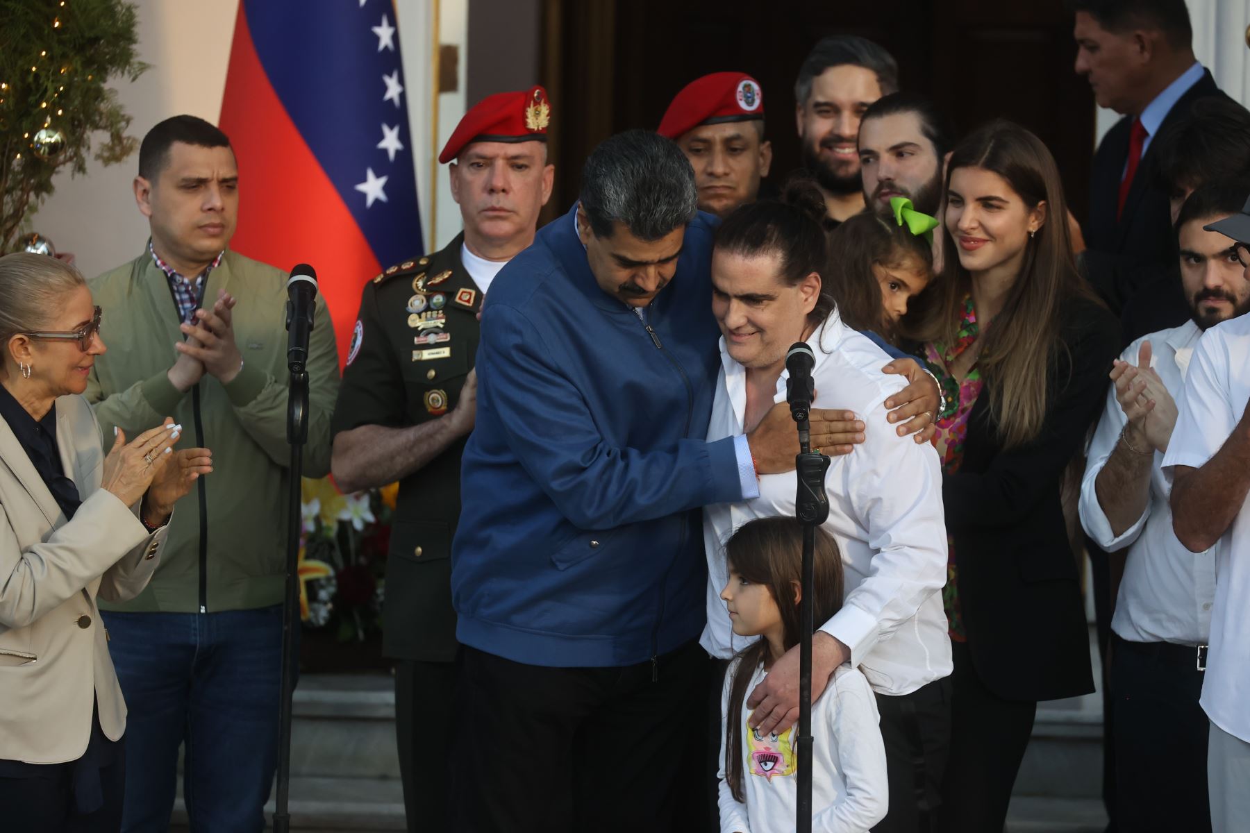 Alex Saab (derecha) es recibido por el presidente de Venezuela, Nicolás Maduro. Foto: EFE