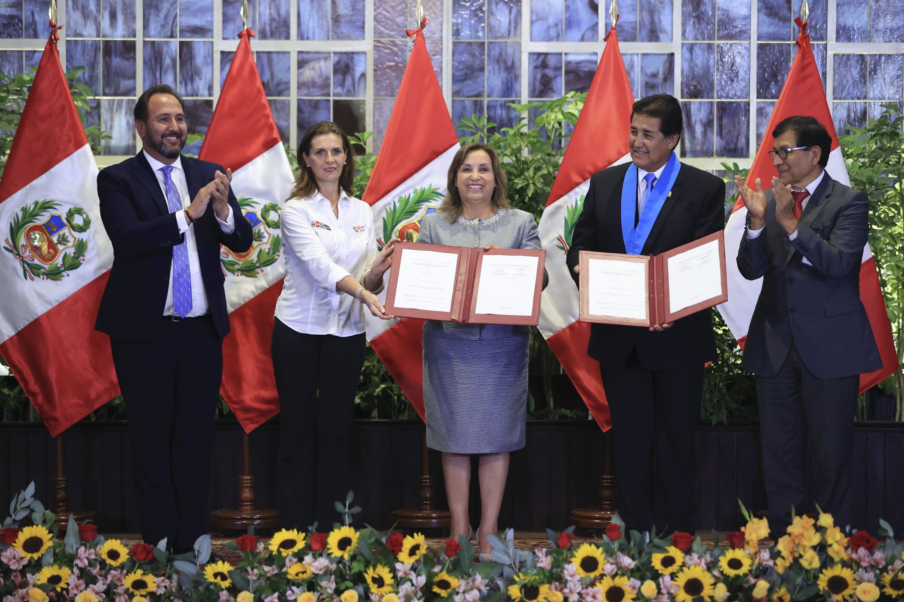 Suscripción del contrato entre el Estado peruano y el BID para financiar obras de agua y alcantarillado en Juliaca, región Puno. ANDINA/Prensa Presidencia