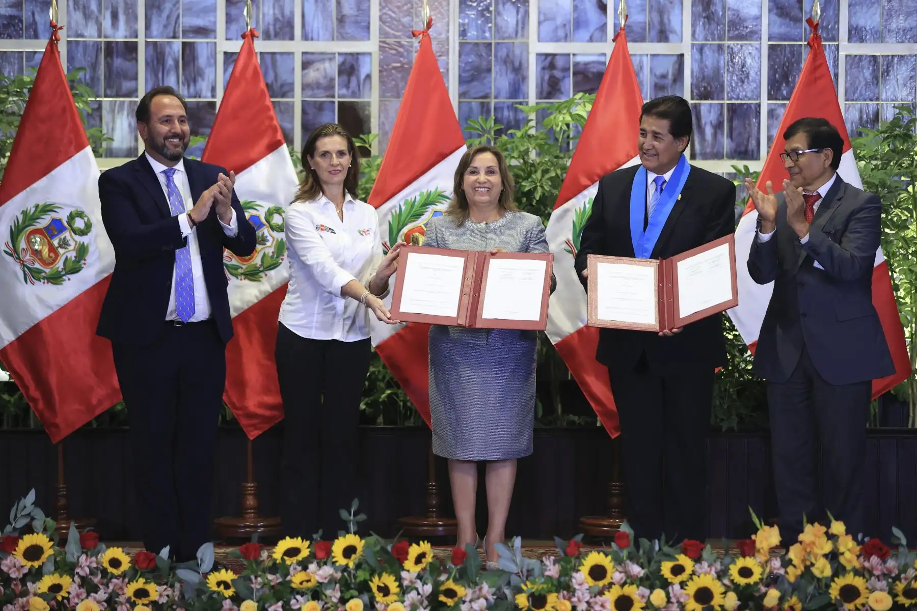 Presidenta Dina Boluarte participó en la ceremonia de suscripción del contrato de préstamo entre el Estado Peruano y el BID, que aprueba el crédito para la ejecución del megaproyecto de agua potable y alcantarillado para Juliaca, región Puno.

Foto: ANDINA/Prensa Presidencia