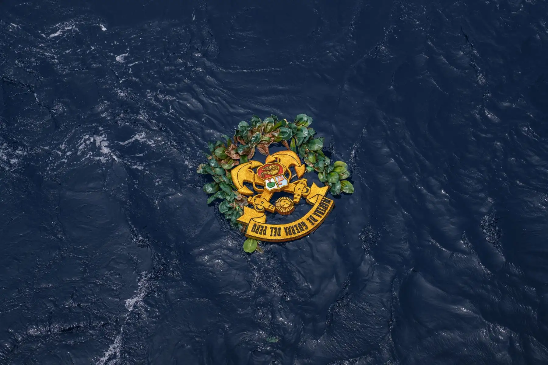 El miércoles 20 de diciembre, a bordo del Buque Oceanográfico Polar B.A.P. “CARRASCO”, a la altura de Punta Angamos, se llevó a cabo la ceremonia en homenaje y posterior lanzamiento de la ofrenda floral al Gran Almirante del Perú, Don Miguel Grau Seminario, y a los tripulantes del monitor Huáscar que fallecieron en el combate naval de Angamos en la Guerra del Pacífico.
Foto: ANDINA/ Denisse Sotomayor