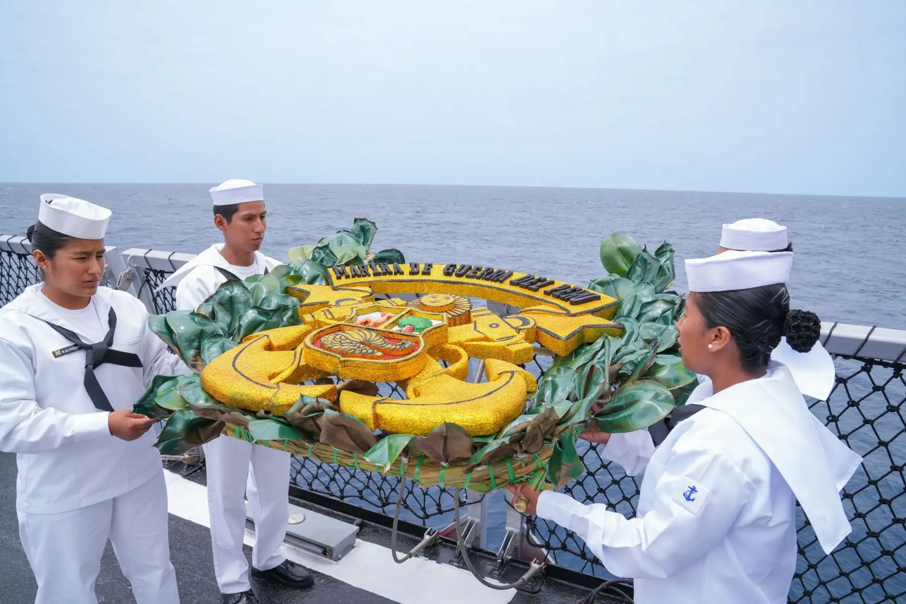 El miércoles 20 de diciembre, a bordo del Buque Oceanográfico Polar B.A.P. “CARRASCO”, a la altura de Punta Angamos, se llevó a cabo la ceremonia en homenaje y posterior lanzamiento de la ofrenda floral al Gran Almirante del Perú, Don Miguel Grau Seminario, y a los tripulantes del monitor Huáscar que fallecieron en el combate naval de Angamos en la Guerra del Pacífico.
Foto: ANDINA/ Denisse Sotomayor