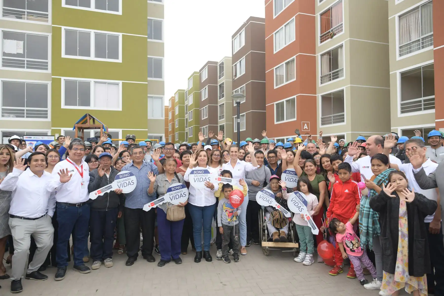 La presidenta Dina Boluarte entregó viviendas familiares a familias damnificadas por el ciclón Yaku. Foto: ANDINA/Prensa Presidencia