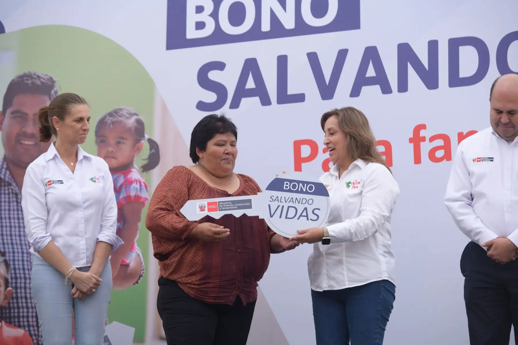 La presidenta Dina Boluarte entregó viviendas familiares a familias damnificadas por el ciclón Yaku. Foto: ANDINA/Prensa Presidencia