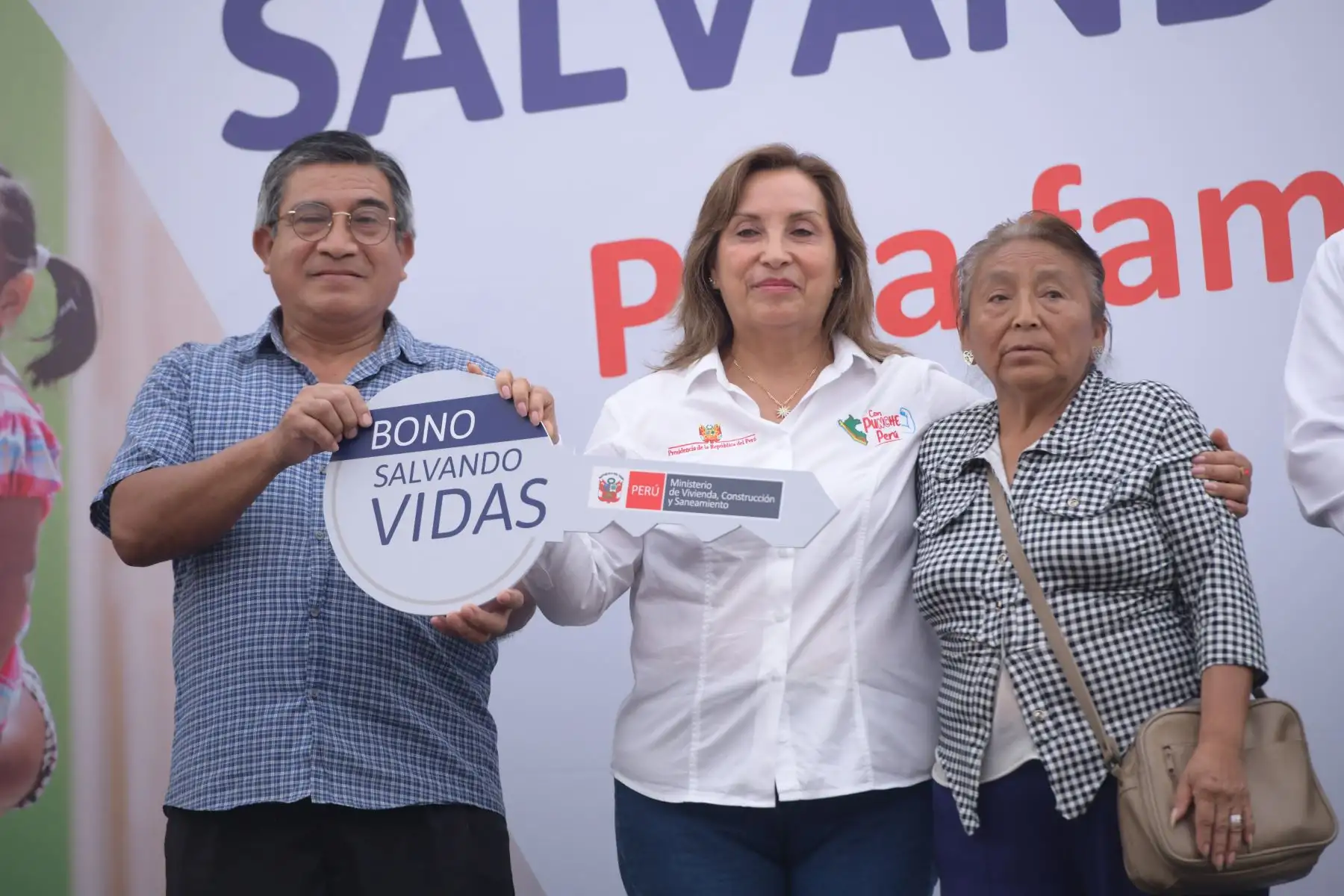 La presidenta Dina Boluarte entregó viviendas familiares a familias damnificadas por el ciclón Yaku. Foto: ANDINA/Prensa Presidencia