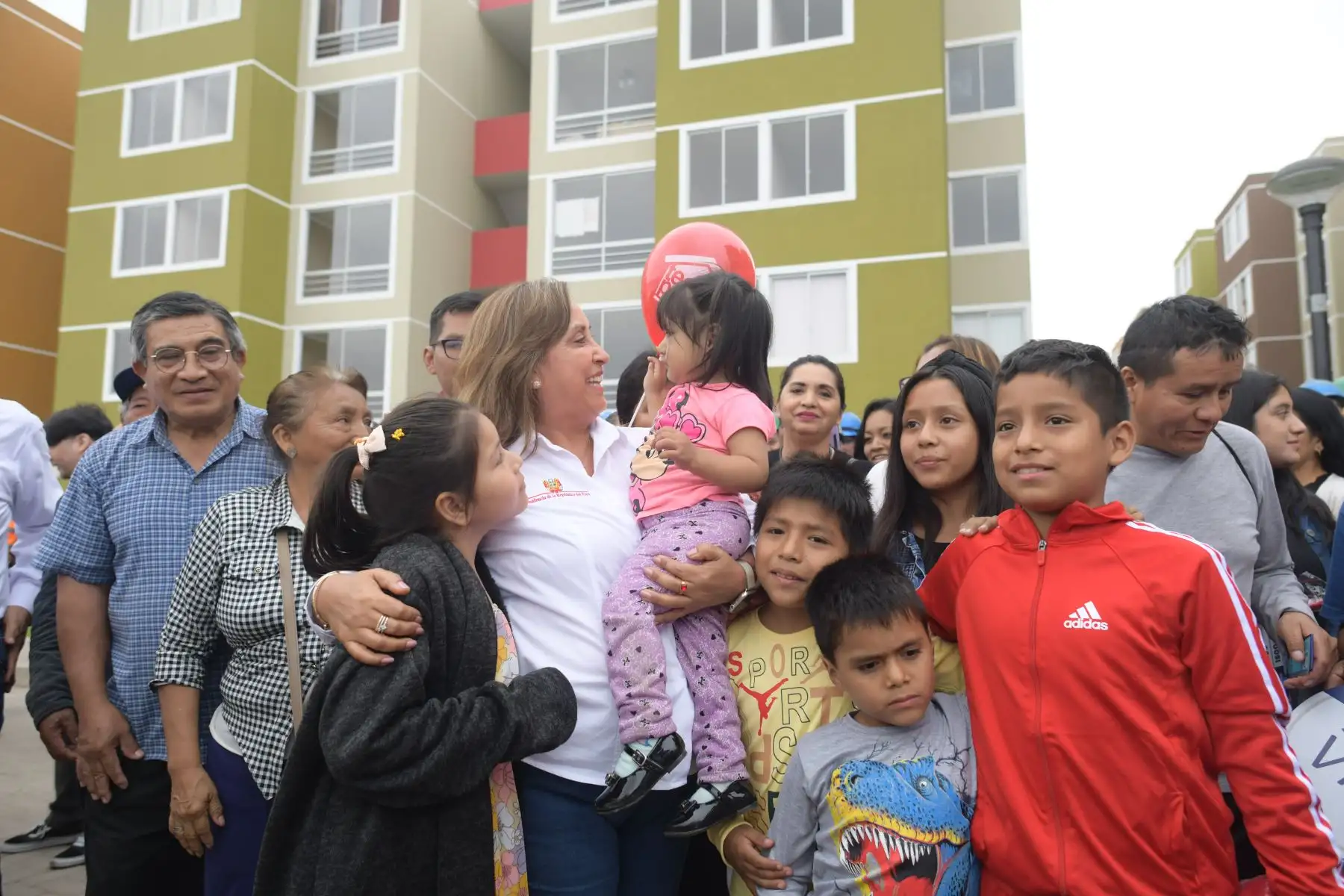 La presidenta Dina Boluarte entregó viviendas familiares a familias damnificadas por el ciclón Yaku. Foto: ANDINA/Prensa Presidencia
