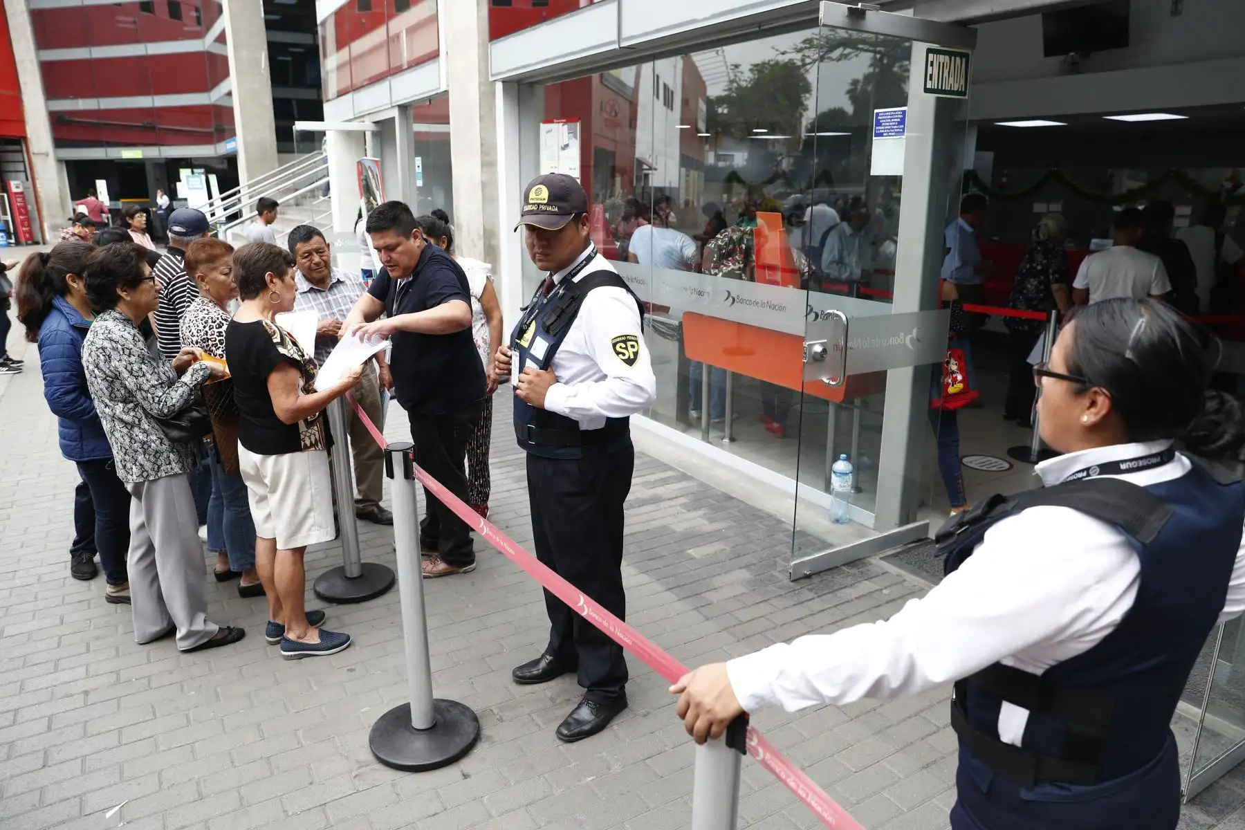 Aportantes al Fonavi del vigésimo grupo de beneficiarios acuden a la agencia del Banco de la Nación del centro comercial Plaza Norte en Independencia para cobrar el monto de dinero que les corresponde por sus aportes. Foto: ANDINA/ Daniel Bracamonte