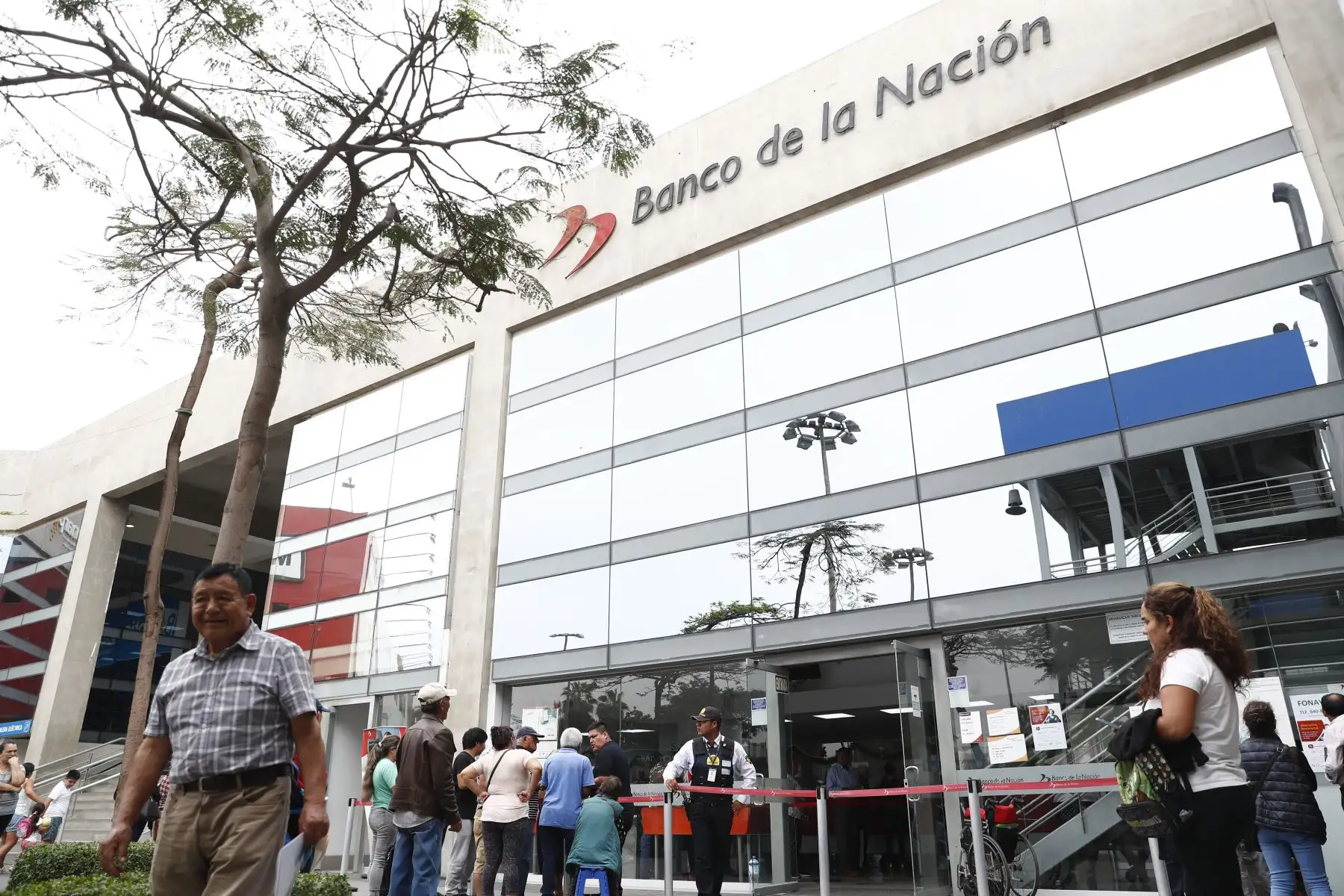 Aportantes al Fonavi del vigésimo grupo de beneficiarios acuden a la agencia del Banco de la Nación del centro comercial Plaza Norte en Independencia para cobrar el monto de dinero que les corresponde por sus aportes. Foto: ANDINA/ Daniel Bracamonte