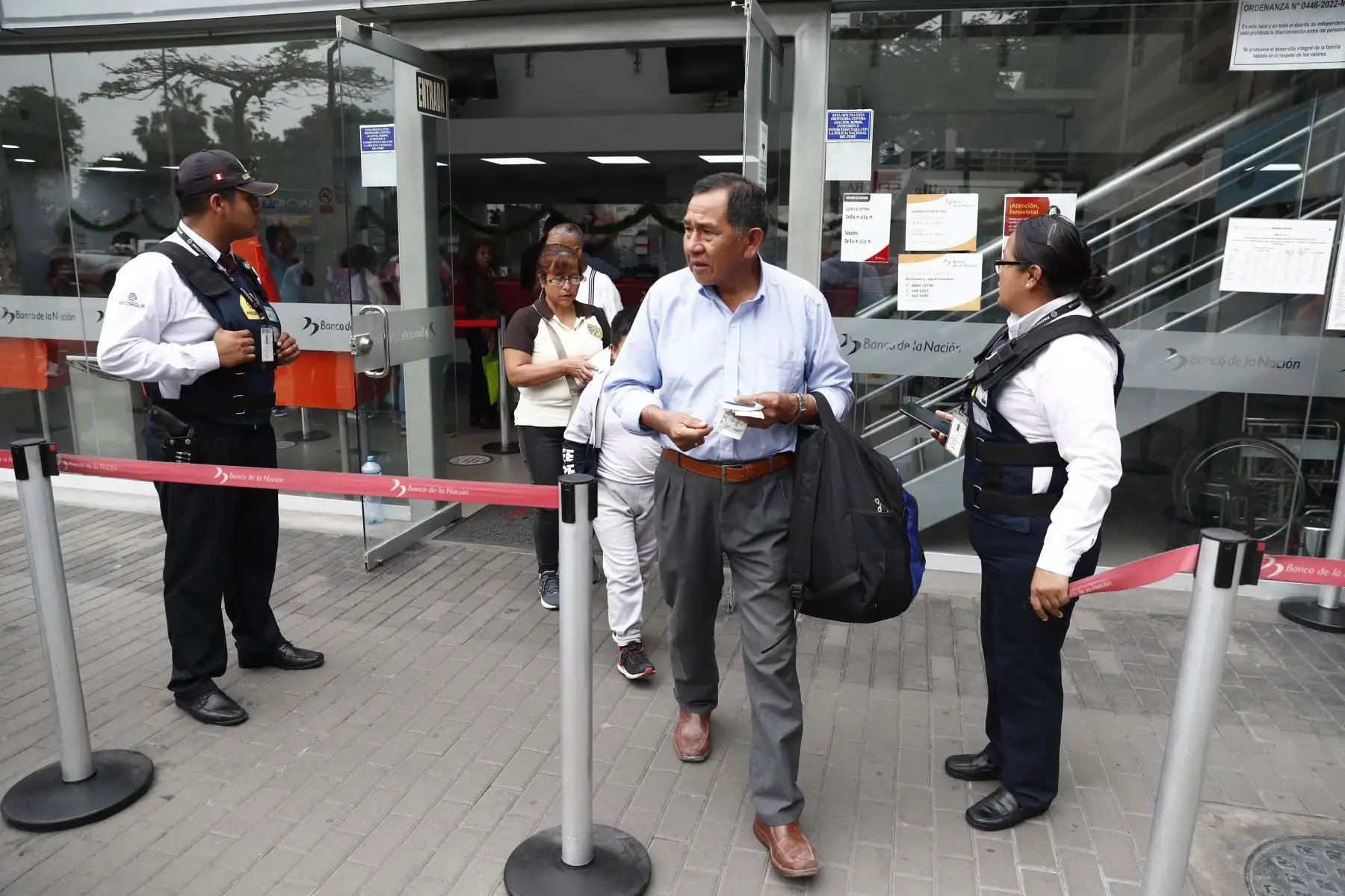 Aportantes al Fonavi del vigésimo grupo de beneficiarios acuden a la agencia del Banco de la Nación del centro comercial Plaza Norte en Independencia para cobrar el monto de dinero que les corresponde por sus aportes. Foto: ANDINA/ Daniel Bracamonte