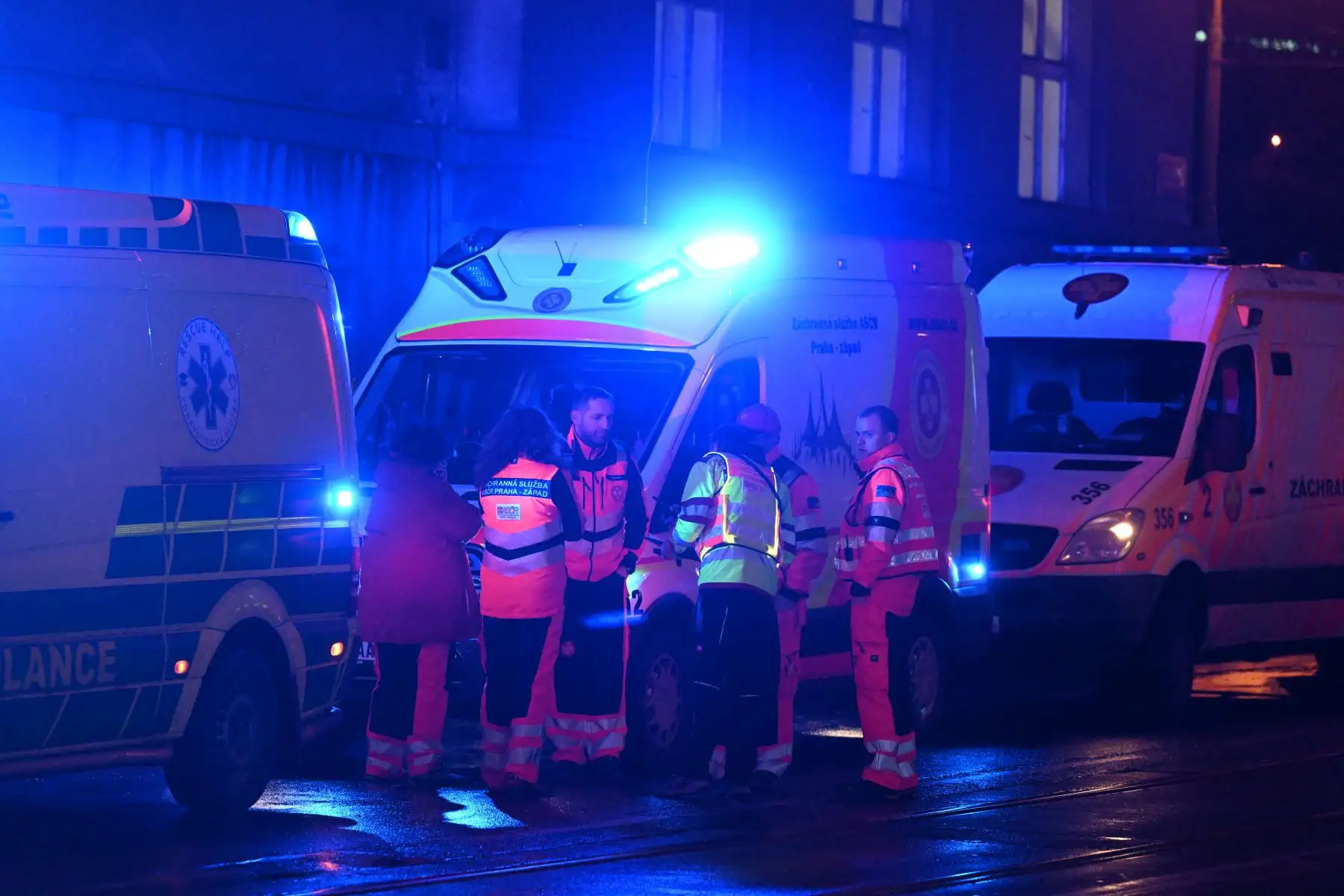 Se ve a personal médico cerca de la Universidad Carolina en el centro de Praga, el 21 de diciembre de 2023. Un hombre armado mató a 10 personas e hirió a decenas más en una universidad de Praga el 21 de diciembre de 2023, antes de que la policía lo "eliminara", dijeron las autoridades.
Foto: AFP