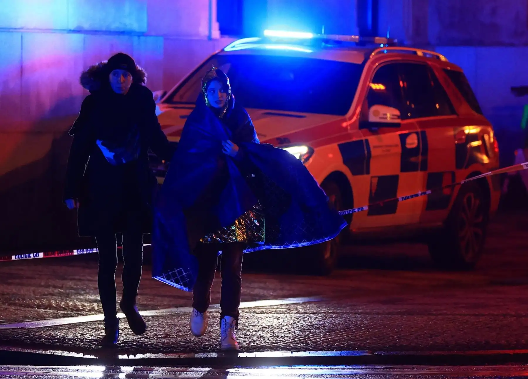 Una persona es escoltada desde el lugar del tiroteo en la Universidad Carolina, en el centro de Praga, el 21 de diciembre de 2023. Según el presidente de la policía, Martin Vondrasek, hay más de 15 muertos y 24 heridos, pero es posible que estas no sean cifras definitivas. Según la policía checa, el autor del crimen era un estudiante de la Universidad Carolina de 24 años.
Foto: EFE