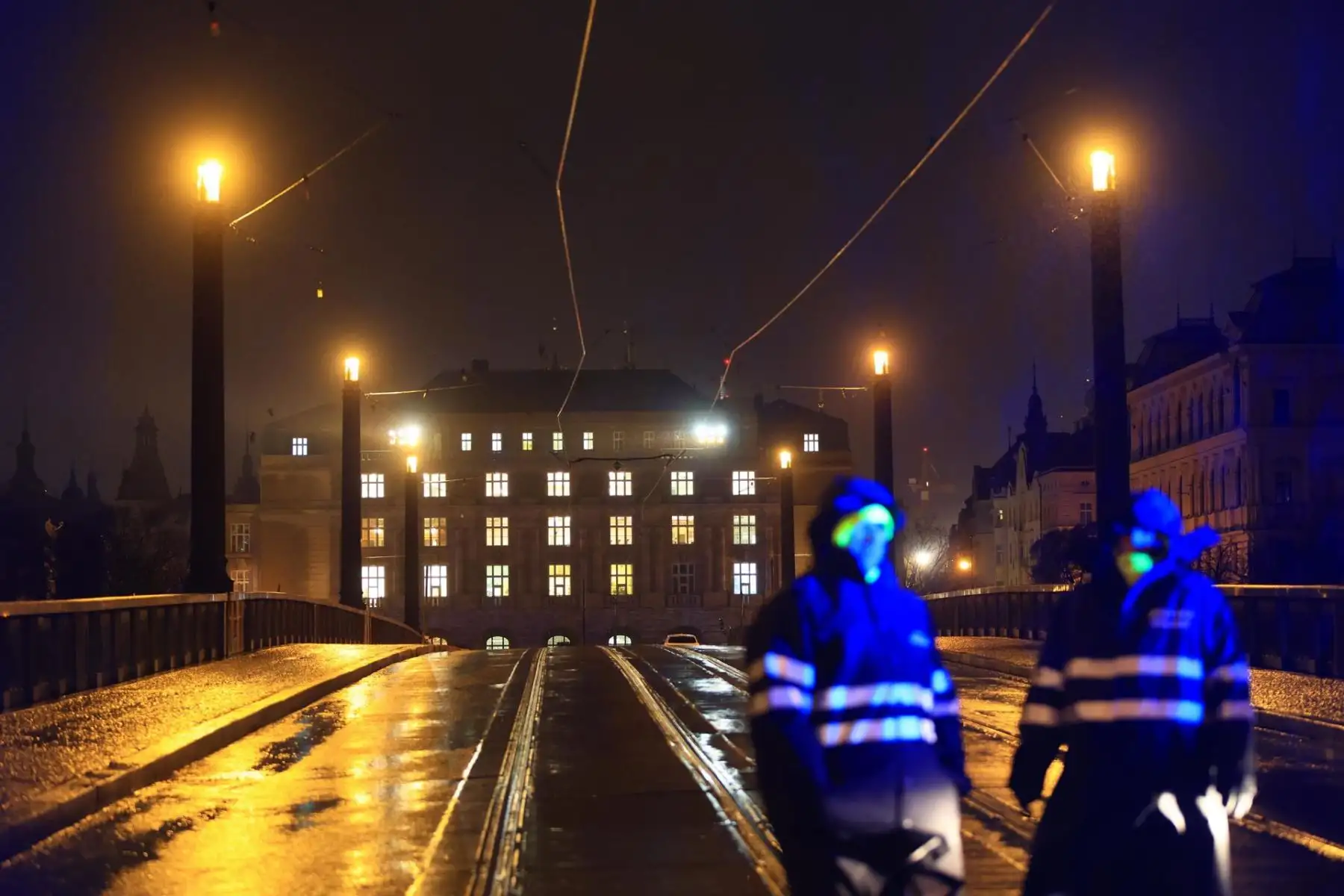Agentes de policía fotografiados en el lugar de un tiroteo en la Universidad Carolina, en el centro de Praga, el 21 de diciembre de 2023. Según el presidente de la policía, Martin Vondrasek, hay más de 15 muertos y 24 heridos, pero es posible que estas no sean cifras definitivas. Según la policía checa, el autor del crimen era un estudiante de la Universidad Carolina de 24 años. (Praga)
Foto: EFE
​