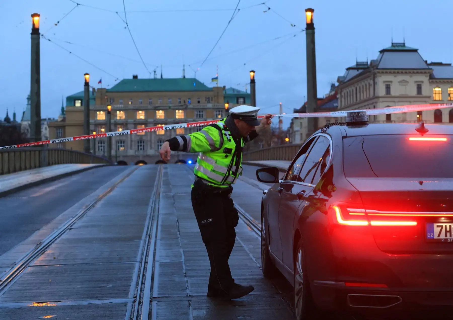 Un oficial de policía se encuentra en un cordón de seguridad cerca del lugar de un tiroteo en el centro de Praga, el 21 de diciembre de 2023. Según la policía checa, varias personas murieron y "docenas" resultaron heridas en un incidente ocurrido en la capital de la República Checa.
Foto: EFE