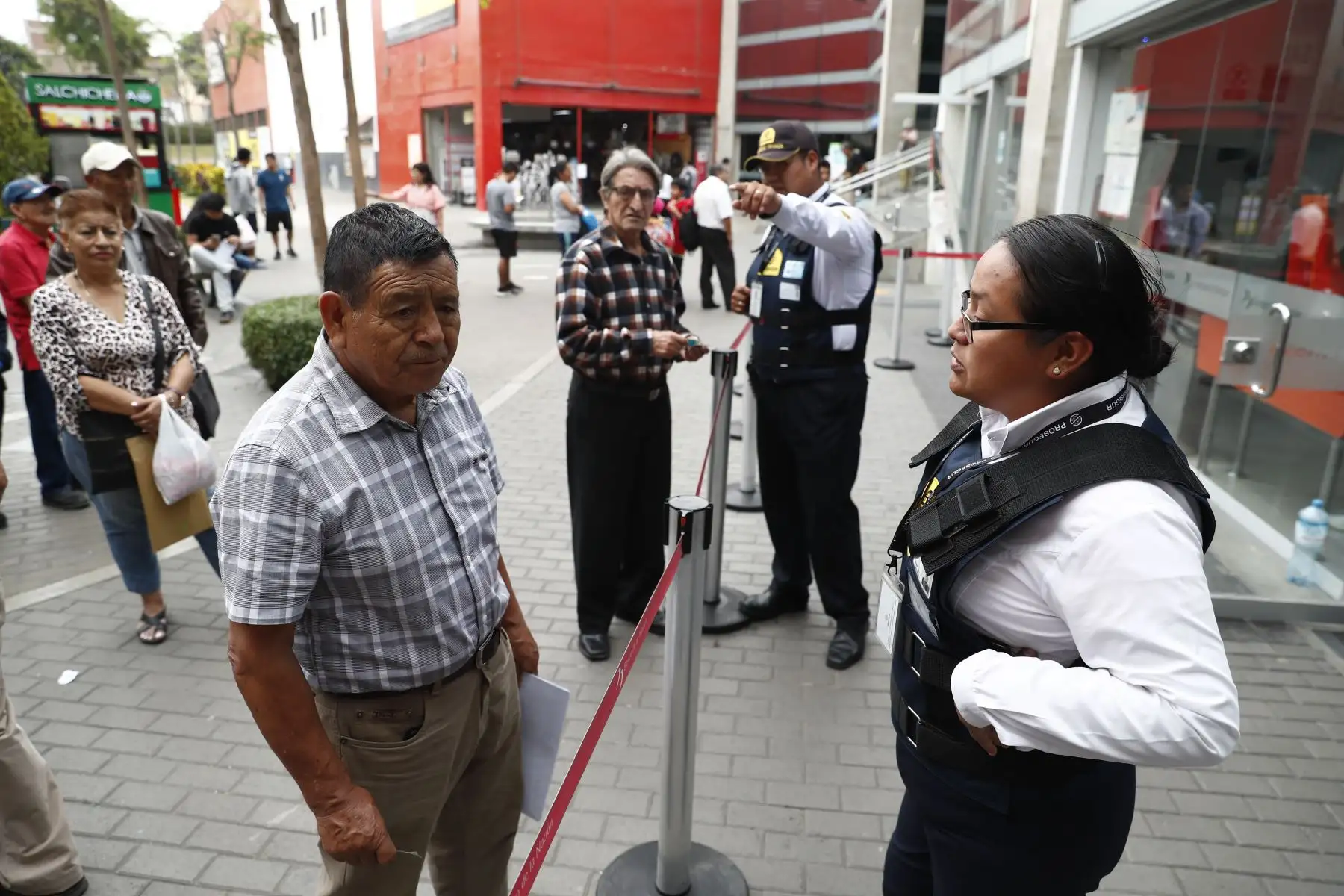 Aportantes al Fonavi del vigésimo grupo de beneficiarios acuden a la agencia del Banco de la Nación del centro comercial Plaza Norte en Independencia para cobrar el monto de dinero que les corresponde por sus aportes. Foto: ANDINA/Daniel Bracamonte