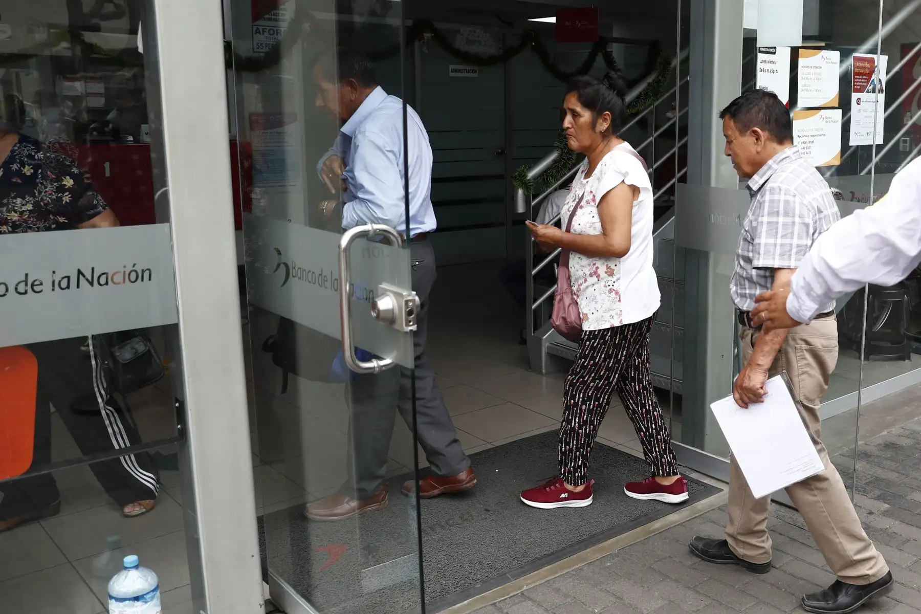 Aportantes al Fonavi del vigésimo grupo de beneficiarios acuden a la agencia del Banco de la Nación del centro comercial Plaza Norte en Independencia para cobrar el monto de dinero que les corresponde por sus aportes. Foto: ANDINA/Daniel Bracamonte