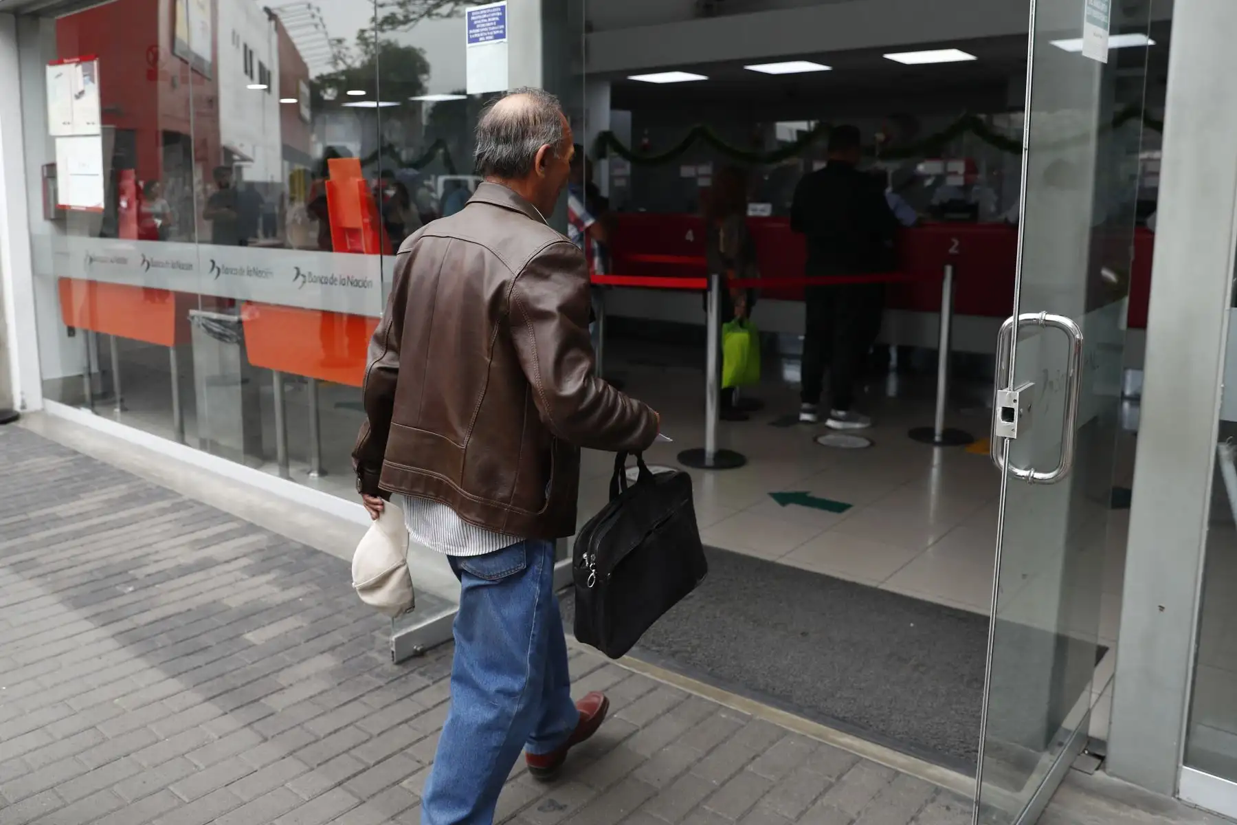 Aportantes al Fonavi del vigésimo grupo de beneficiarios acuden a la agencia del Banco de la Nación del centro comercial Plaza Norte en Independencia para cobrar el monto de dinero que les corresponde por sus aportes. Foto: ANDINA/Daniel Bracamonte