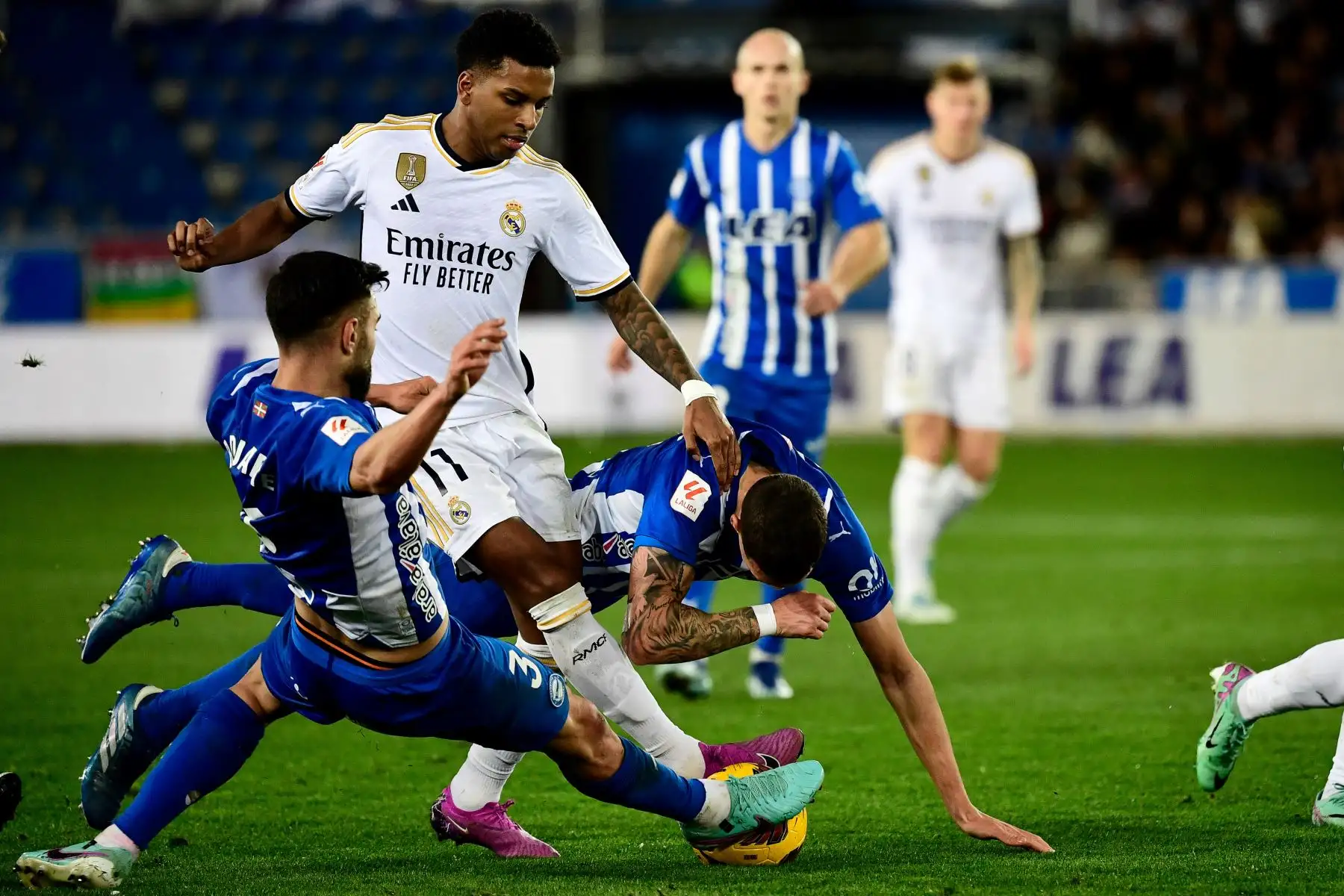 El defensa español del Alavés #02 Andoni Gorosabel (L) lucha por el balón con el delantero brasileño del Real Madrid #11 Rodrygo durante el partido de fútbol de la liga española entre el Deportivo Alavés y el Real Madrid CF en el estadio Mendizorroza de Vitoria el 21 de diciembre de 2023.
Foto: AFP