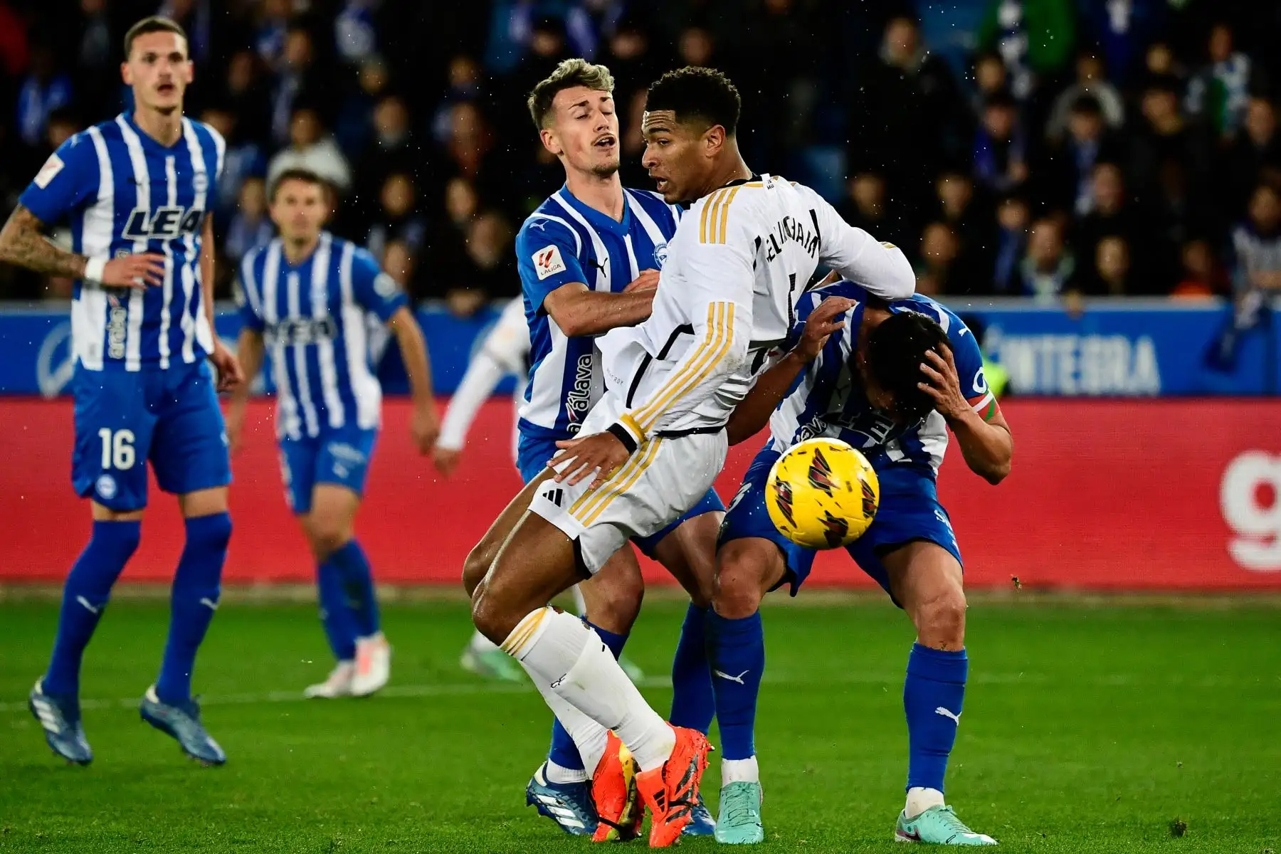 El centrocampista inglés del Real Madrid #5 Jude Bellingham (C) lucha por el balón con el defensor español del Alavés #08 Antonio Blanco y el defensor español del Alavés #03 Rubén Duarte durante el partido de fútbol de la liga española entre el Deportivo Alavés y el Real Madrid CF en el estadio de Mendizorroza en Vitoria el 21 de diciembre de 2023.
Foto: AFP