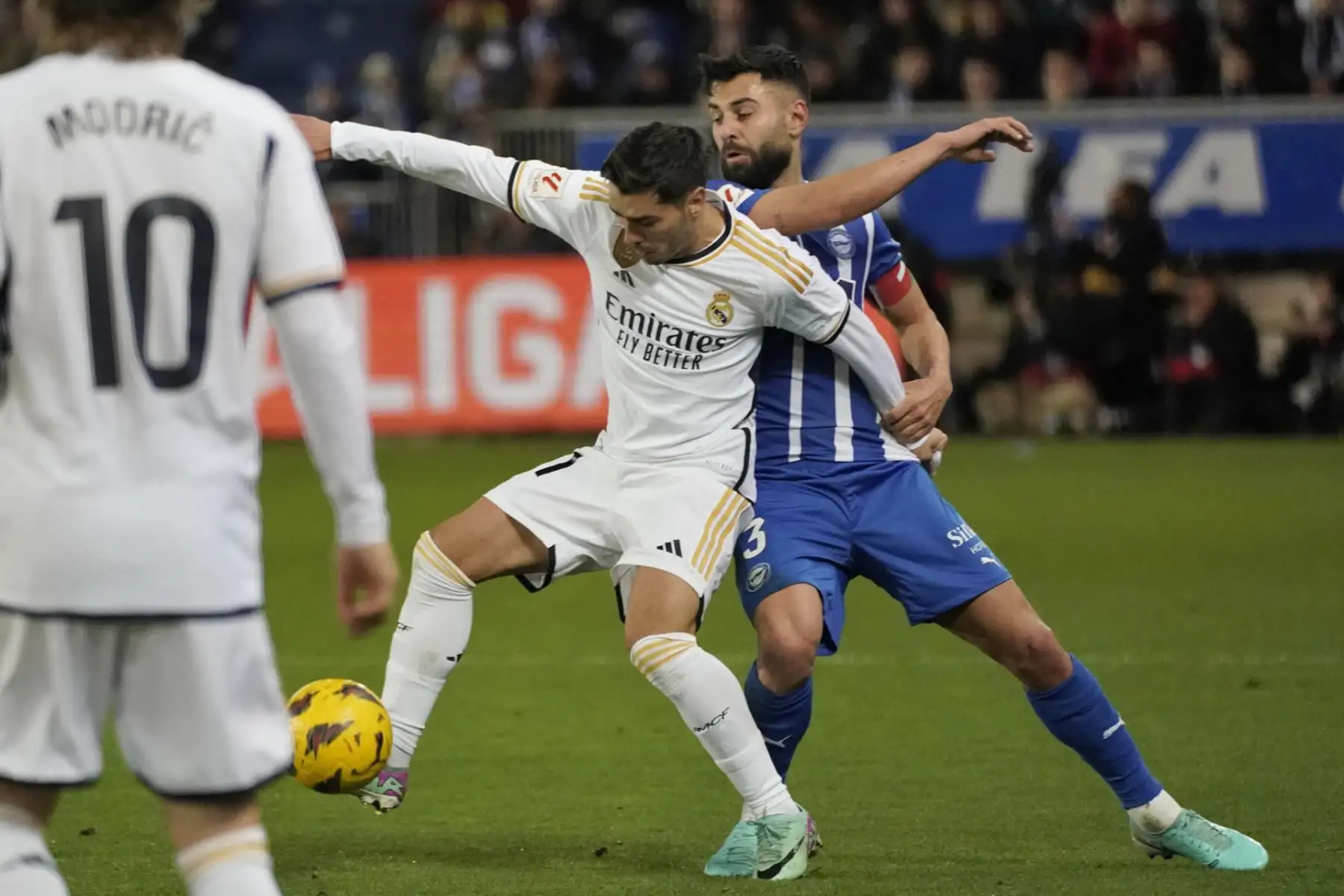 El defensa del Alavés Rubén Duarte (d) lucha con Francisco García, del Real Madrid, durante el encuentro de la jornada 18 de LaLiga entre el Deportivo Alavés y el Real Madrid, este jueves en el Estadio de Mendizorroza, en Vitoria
Foto: EFE
