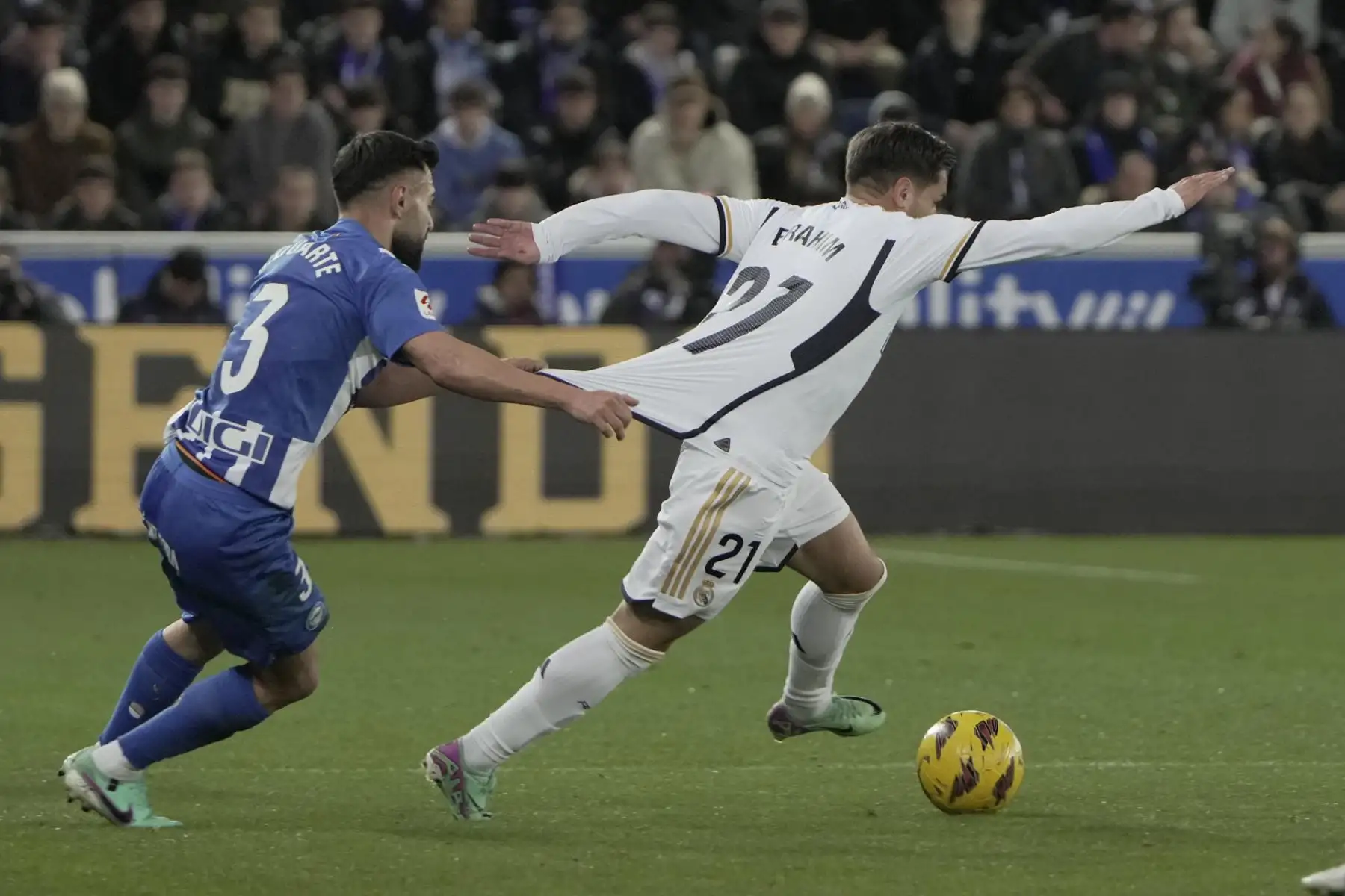 El delantero del Real Madrid Brahim Diaz (d) intenta escaparse de Rubén Duarte, del Alavés, durante el encuentro de la jornada 18 de LaLiga entre el Deportivo Alavés y el Real Madrid, este jueves en el Estadio de Mendizorroza, en Vitoria. Foto: EFE