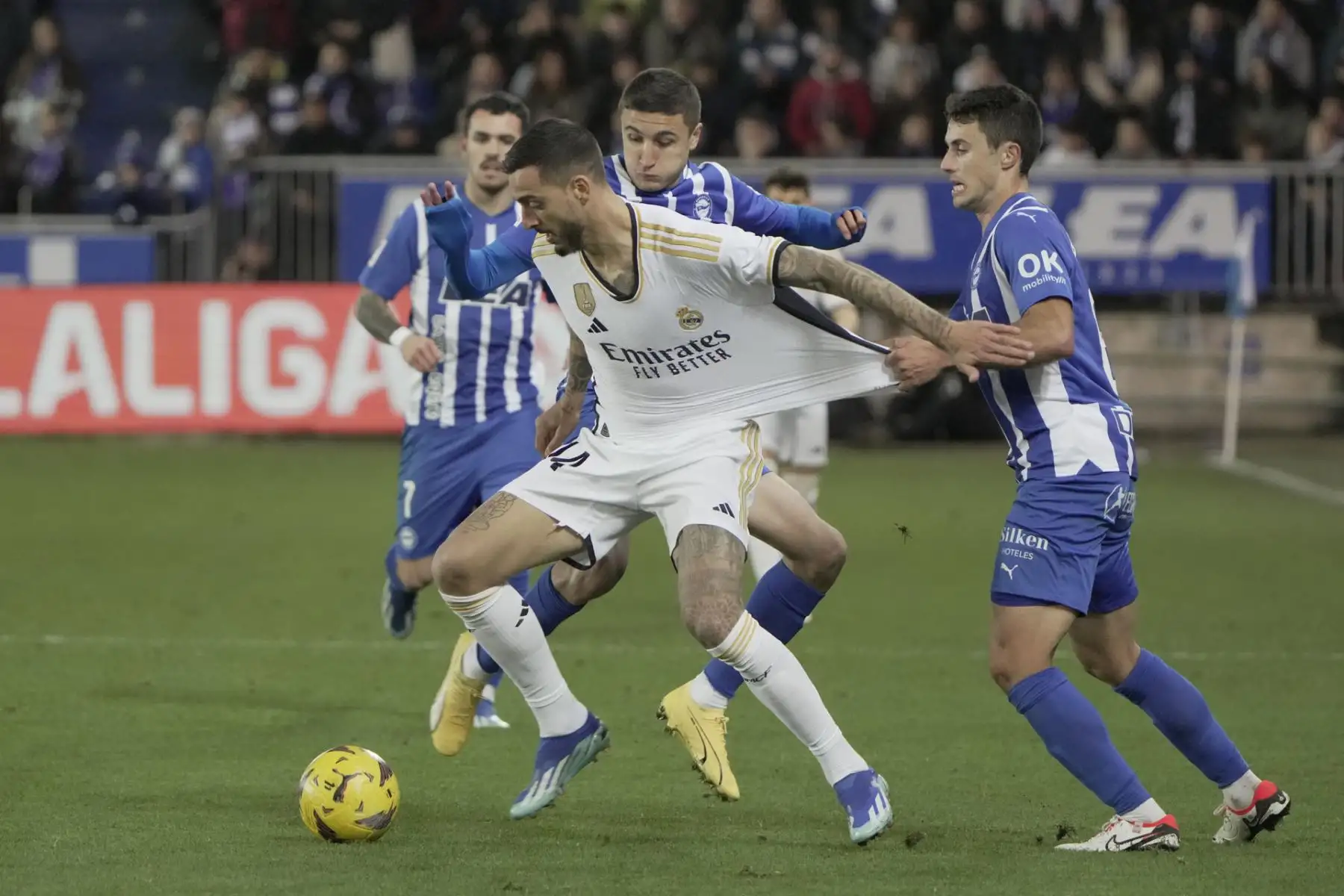 El delantero del Real Madrid Joselu (i) intenta escaparse de Ander Guevara (d), del Alavés, durante el encuentro de la jornada 18 de LaLiga entre el Deportivo Alavés y el Real Madrid, este jueves en el Estadio de Mendizorroza, en Vitoria.
 Foto: EFE