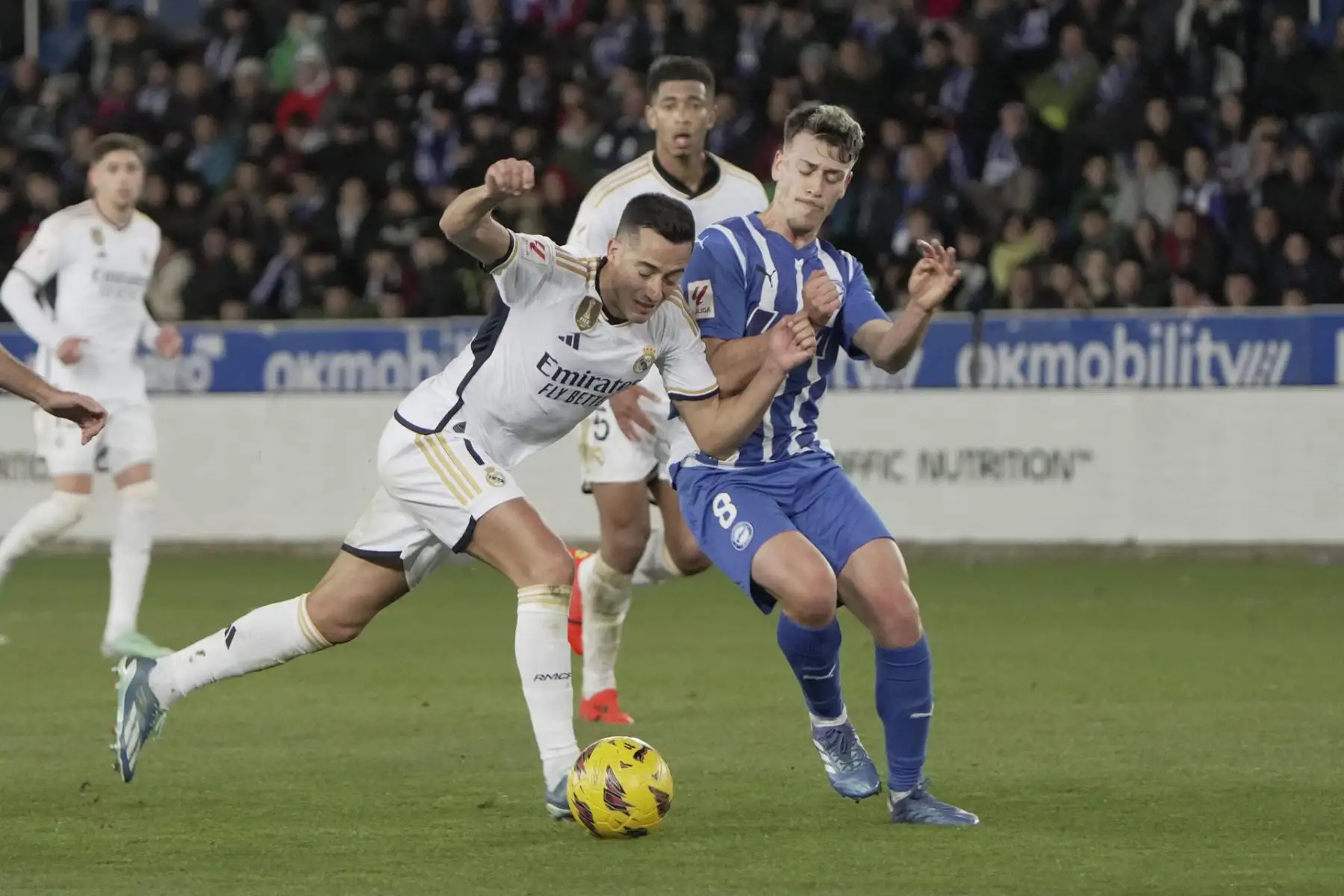 El centrocampista del Alavés Antonio Blanco (d) lucha con Lucas Vázquez (i), del Real Madrid, durante el encuentro de la jornada 18 de LaLiga entre el Deportivo Alavés y el Real Madrid, este jueves en el Estadio de Mendizorroza, en Vitoria.
 Foto: EFE