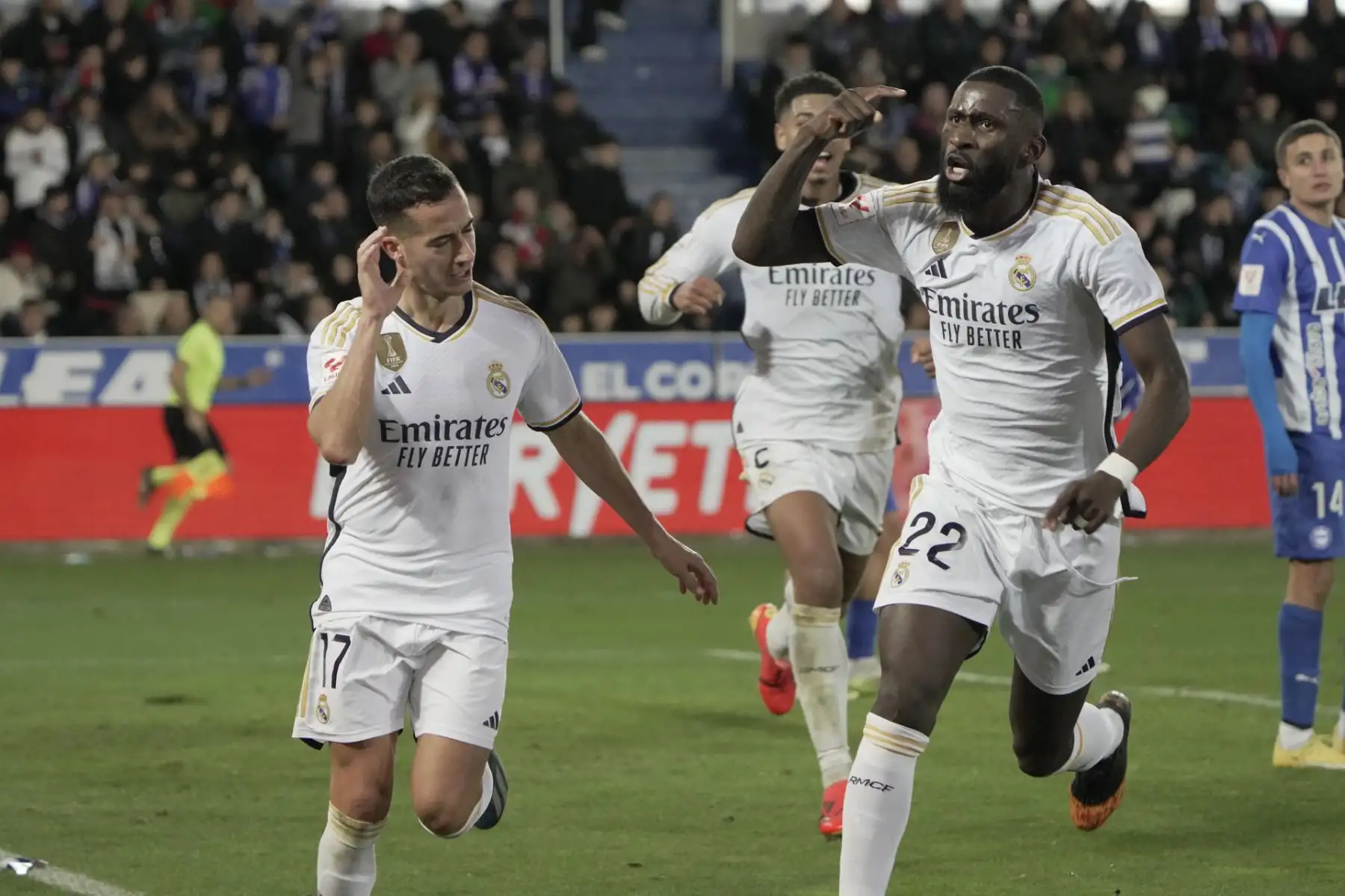 El lateral del Real Madrid Lucas Vázquez (i) celebra tras marcar ante el Alavés, durante el encuentro de la jornada 18 de LaLiga entre el Deportivo Alavés y el Real Madrid, este jueves en el Estadio de Mendizorroza, en Vitoria.
Foto: EFE