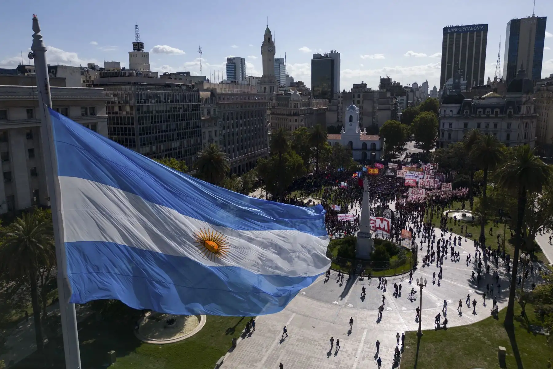 Fotografía aérea de ciudadanos en una protesta contra el gobierno de Javier Milei, el miércoles 20 de diciembre, en Buenos Aires (Argentina). Foto: EFE.