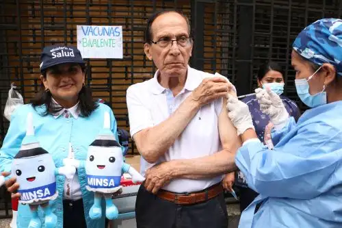 Más de 1 millón de adultos mayores ya recibieron la vacuna bivalente. Foto: ANDINA/Difusión