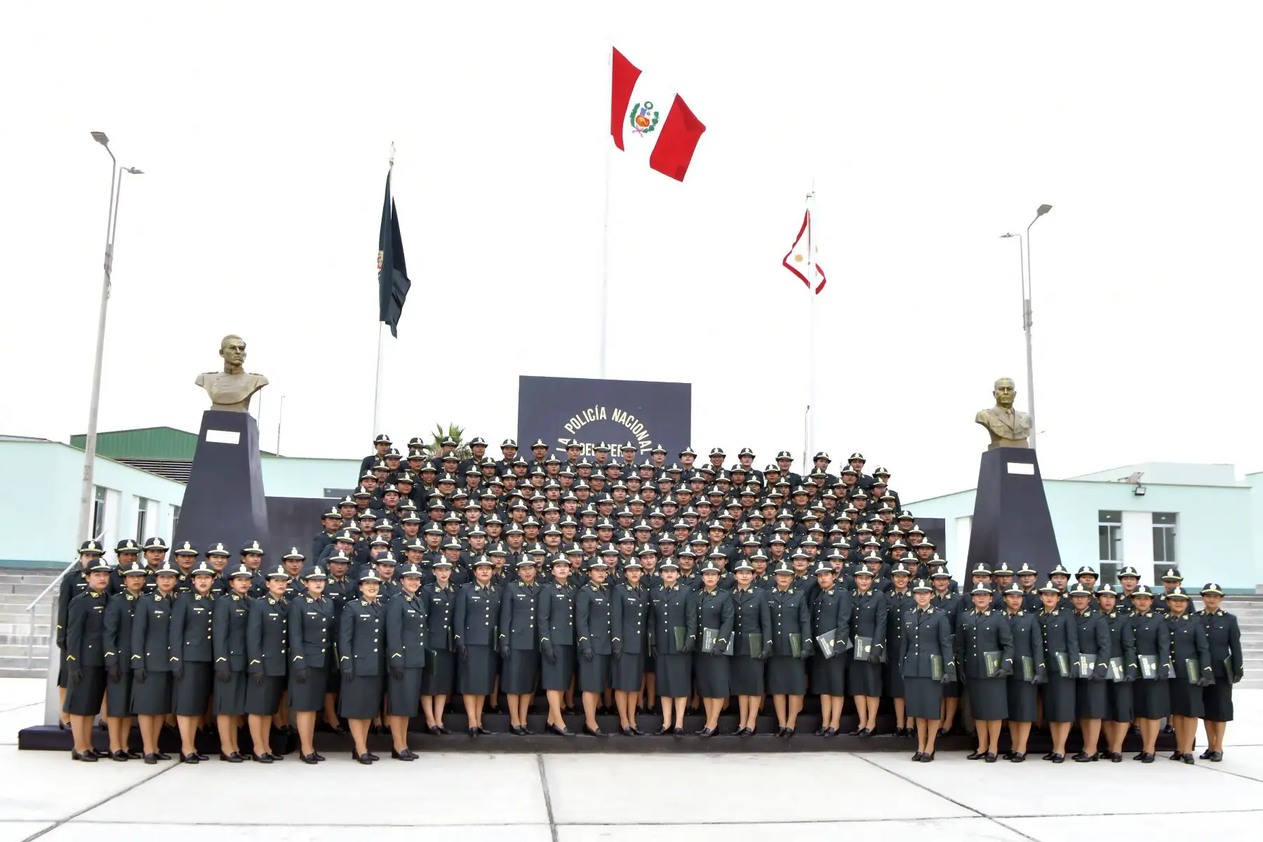 Casi 200 nuevas policías mujeres egresaron hoy de la escuela de formación para luchar contra el crimen
Foto: MININTER