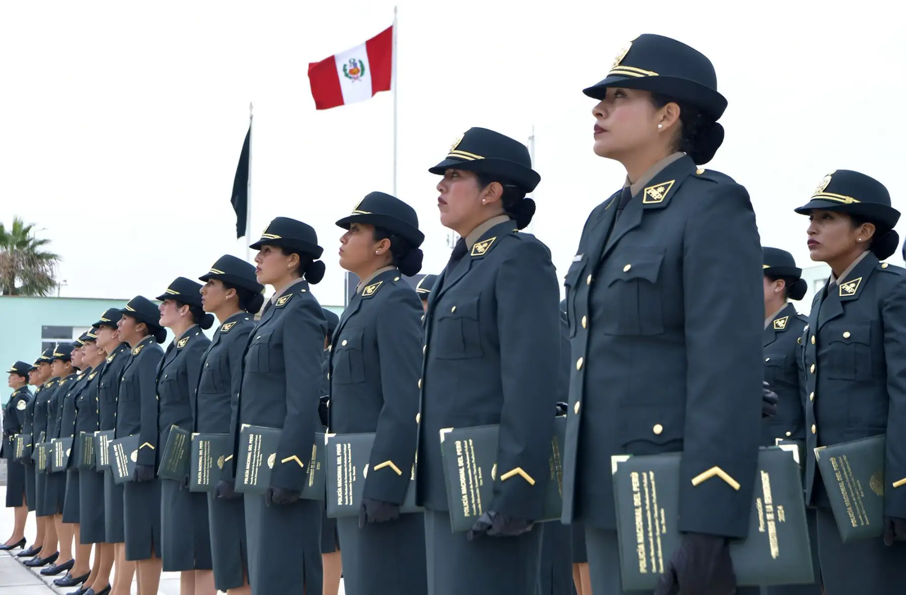 Casi 200 nuevas policías mujeres egresaron hoy de la escuela de formación para luchar contra el crimen
Foto: MININTER