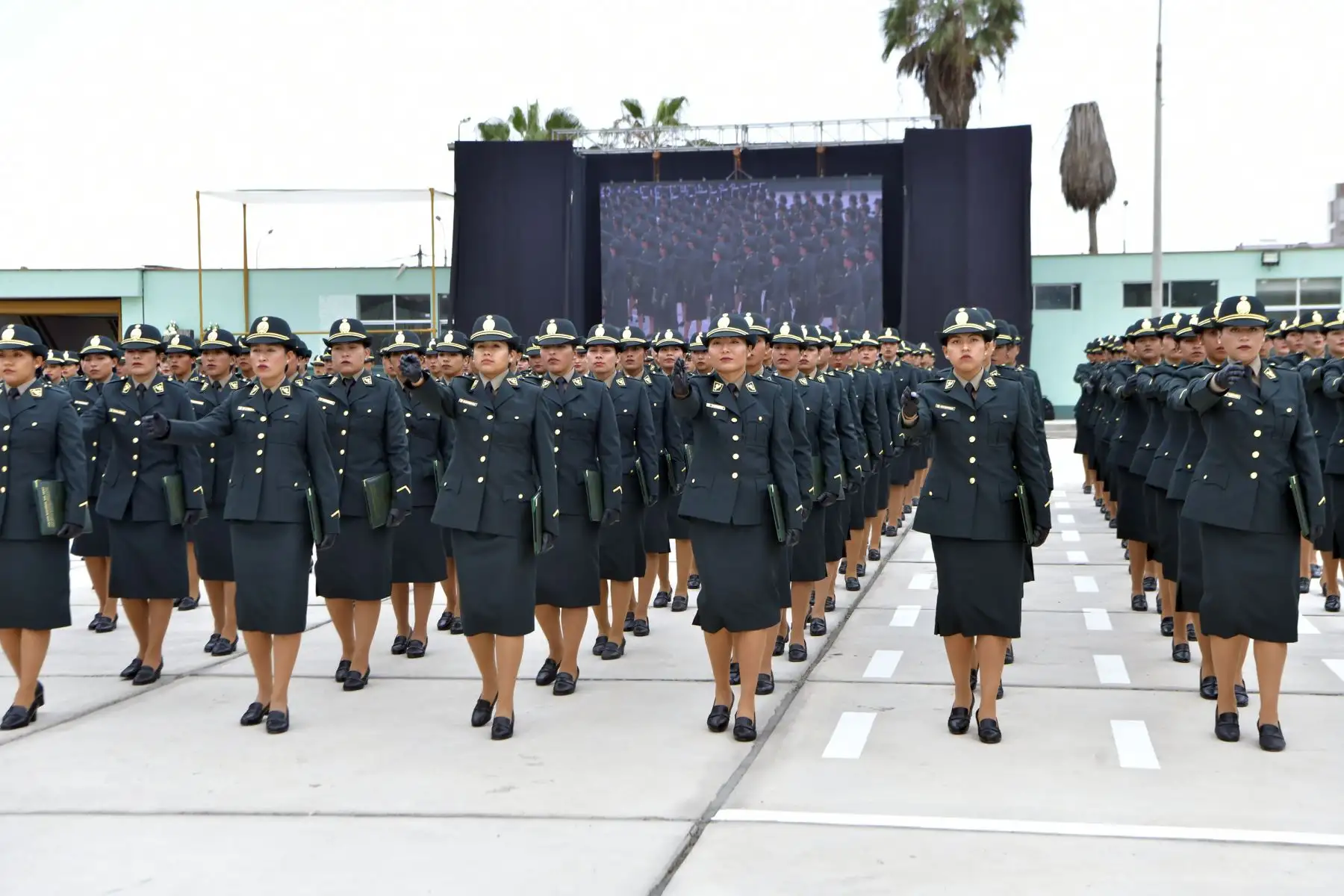 Casi 200 nuevas policías mujeres egresaron hoy de la escuela de formación para luchar contra el crimen
Foto: MININTER
