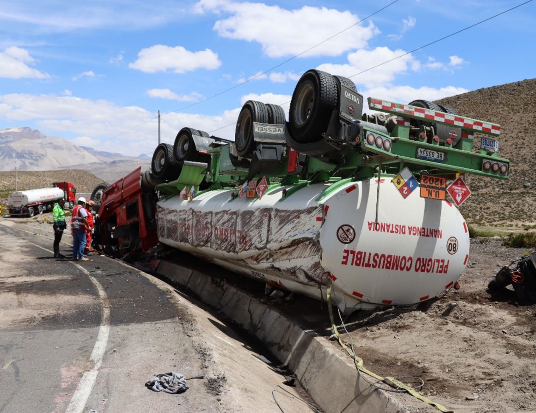 Moquegua en emergencia ambiental tras el derrame de 8,800 galones de petróleo a consecuencia de un accidente de tránsito protagonizado por un cisterna de matrícula boliviana a la altura de la carretera Binacional. ANDINA/Difusión