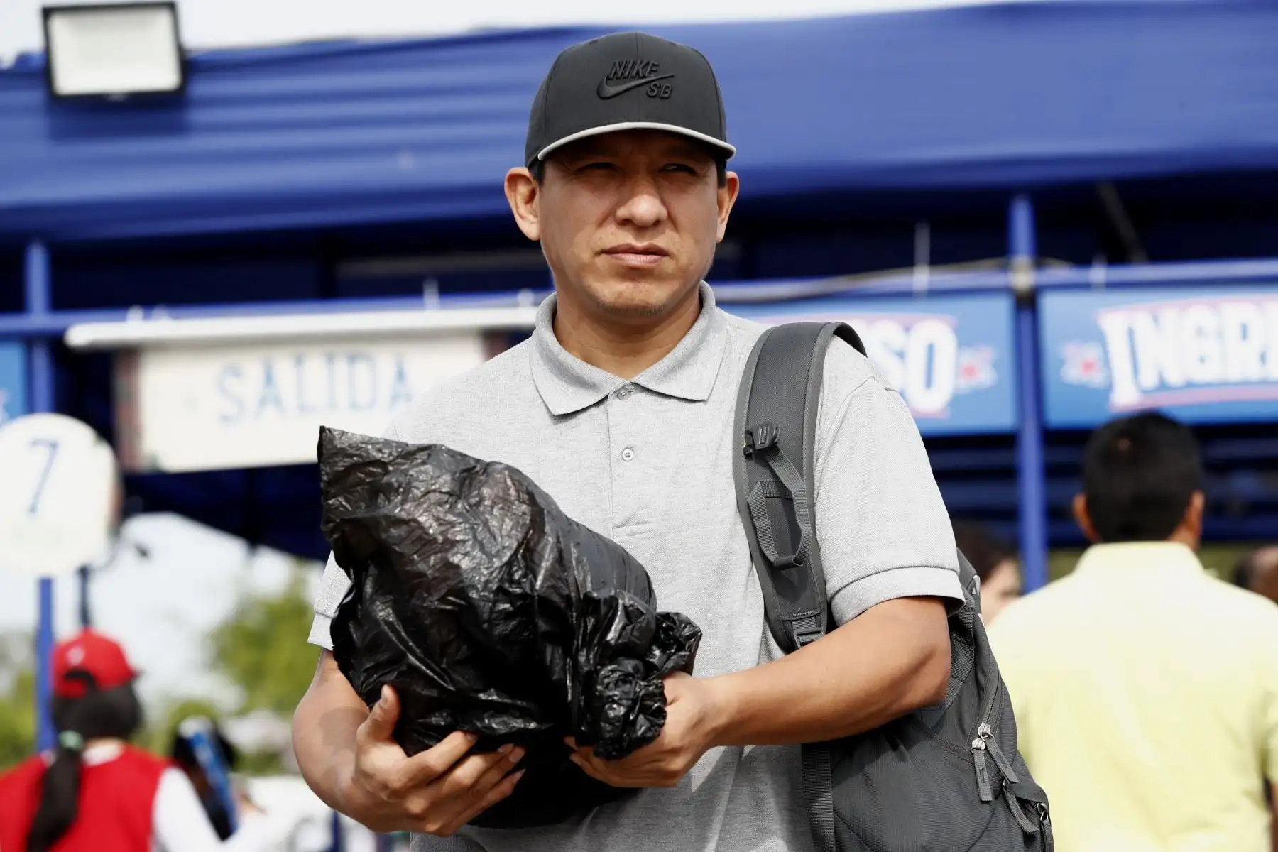 Desde tempranas horas de la mañana, decenas de personas llegaron hasta una de las explanadas de la Universidad San Marcos a canjear o comprar sus pavos para las cena navideña y de Año Nuevo, a la Paviferia organizada por San Fernando. Foto: ANDINA/Daniel Bracamonte
