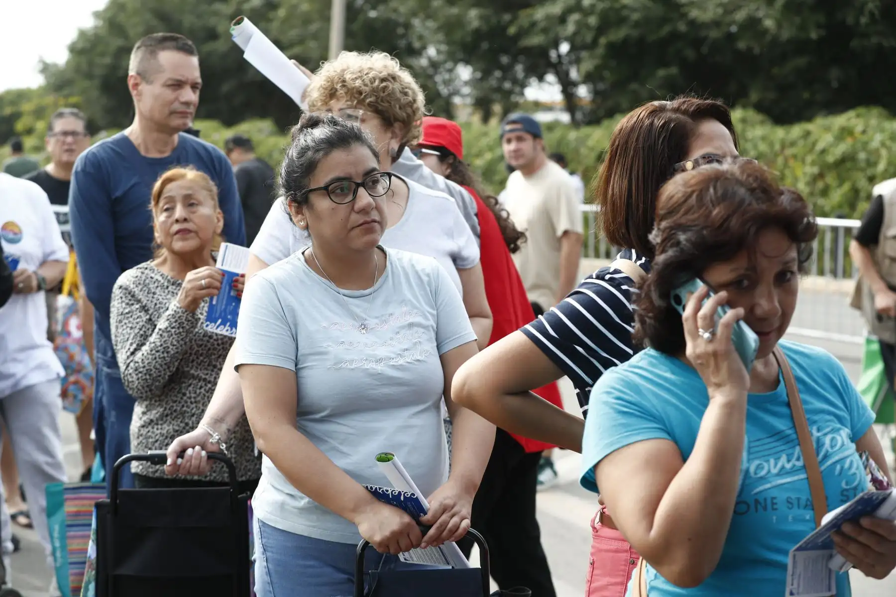 Decenas de personas llegaron a la Paviferia de San Fernando ingresando por la puerta 1 de la Universidad San Marcos, en el límite de Cercado de Lima con el Callao, para canjear sus pavos con vales impresos y también virtuales con QR. Foto: ANDINA/Daniel Bracamonte