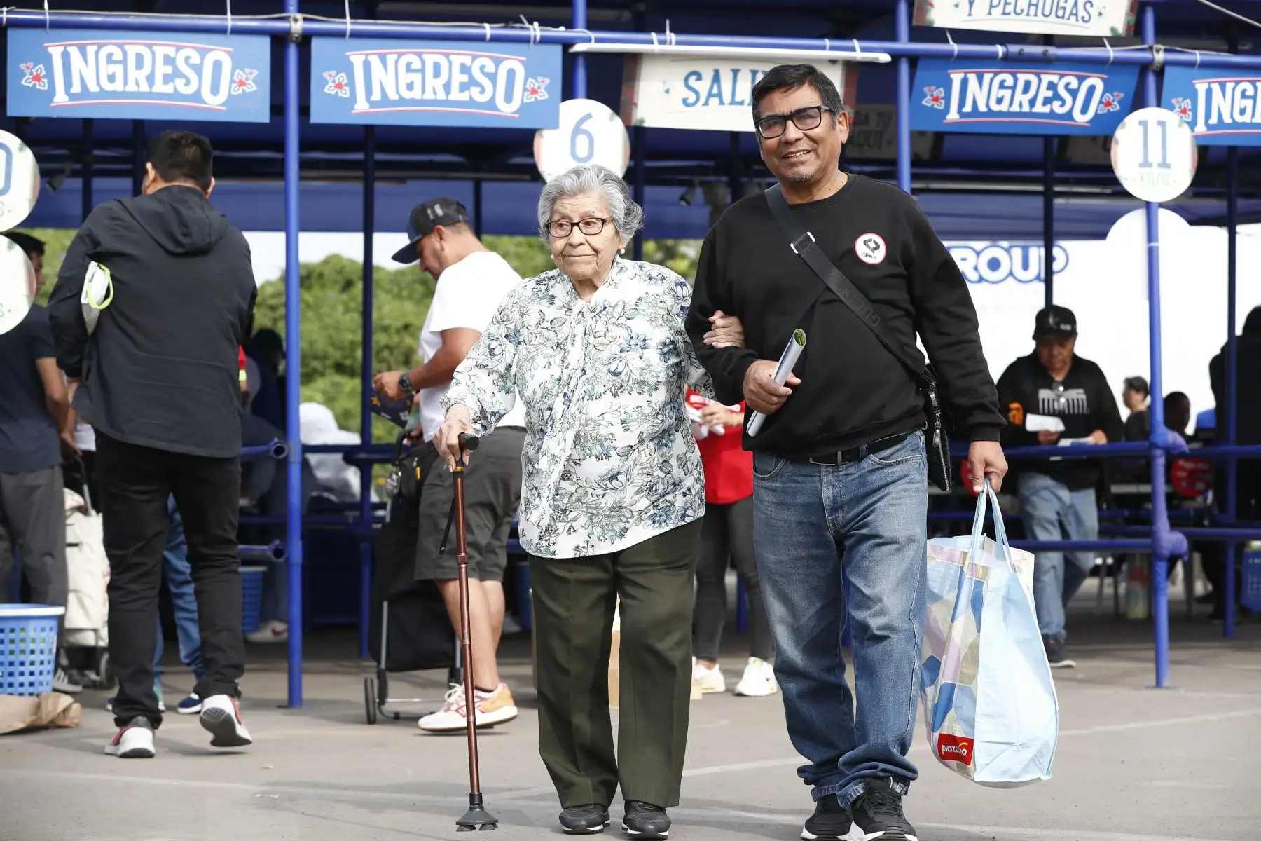 Desde tempranas horas de la mañana, decenas de personas llegaron hasta una de las explanadas de la Universidad San Marcos a canjear o comprar sus pavos para las cena navideña y de Año Nuevo, a la Paviferia organizada por San Fernando. Foto: ANDINA/Daniel Bracamonte