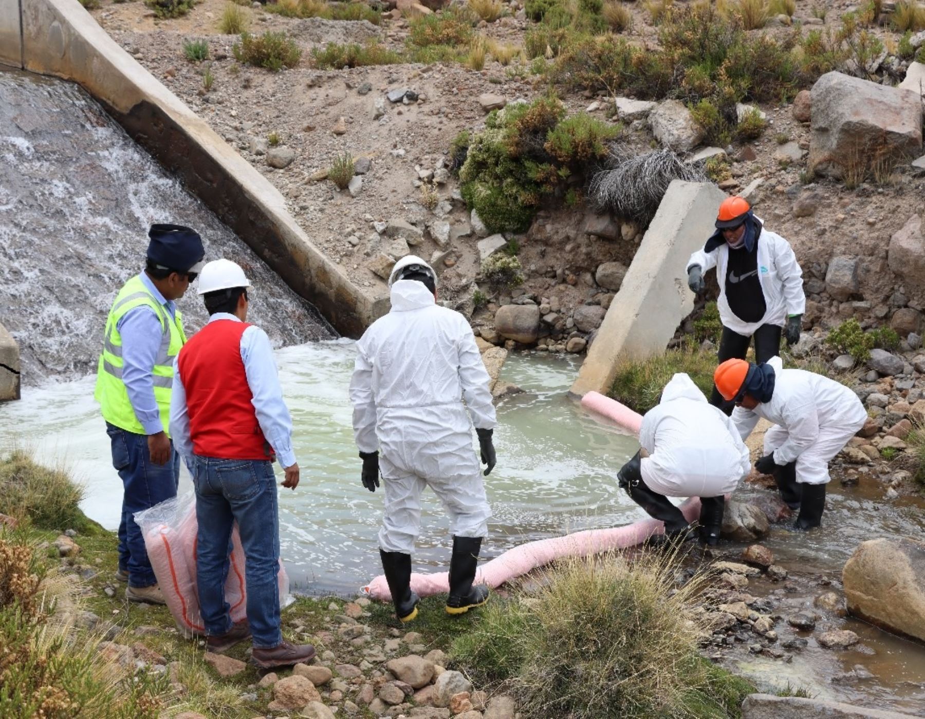 Personal especializado de la EPS Moquegua y del Proyecto Pasto Grande adoptaron medidas para evitar que el combustible derramado afecte el canal que abastece de agua a la planta de tratamiento de Chen Chen, en Moquegua.
