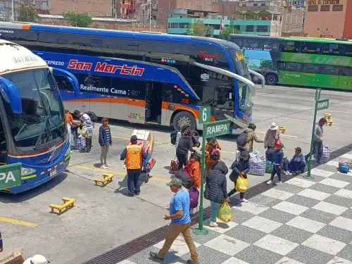 Hasta en un 50 % se incrementa el precio de los pasajes a diversos destinos nacionales en el terminal terrestre de la ciudad de Arequipa debido a la mayor afluencia de pasajeros que anhelan viajar por Navidad. Foto: Rocío Méndez