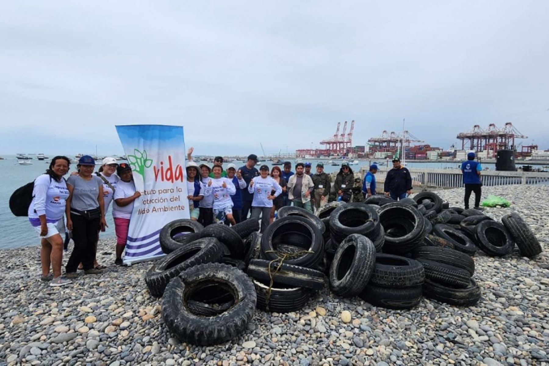 Extraen más de 100 llantas y otros residuos del Mar del Callao. Foto: ANDINA/Difusión