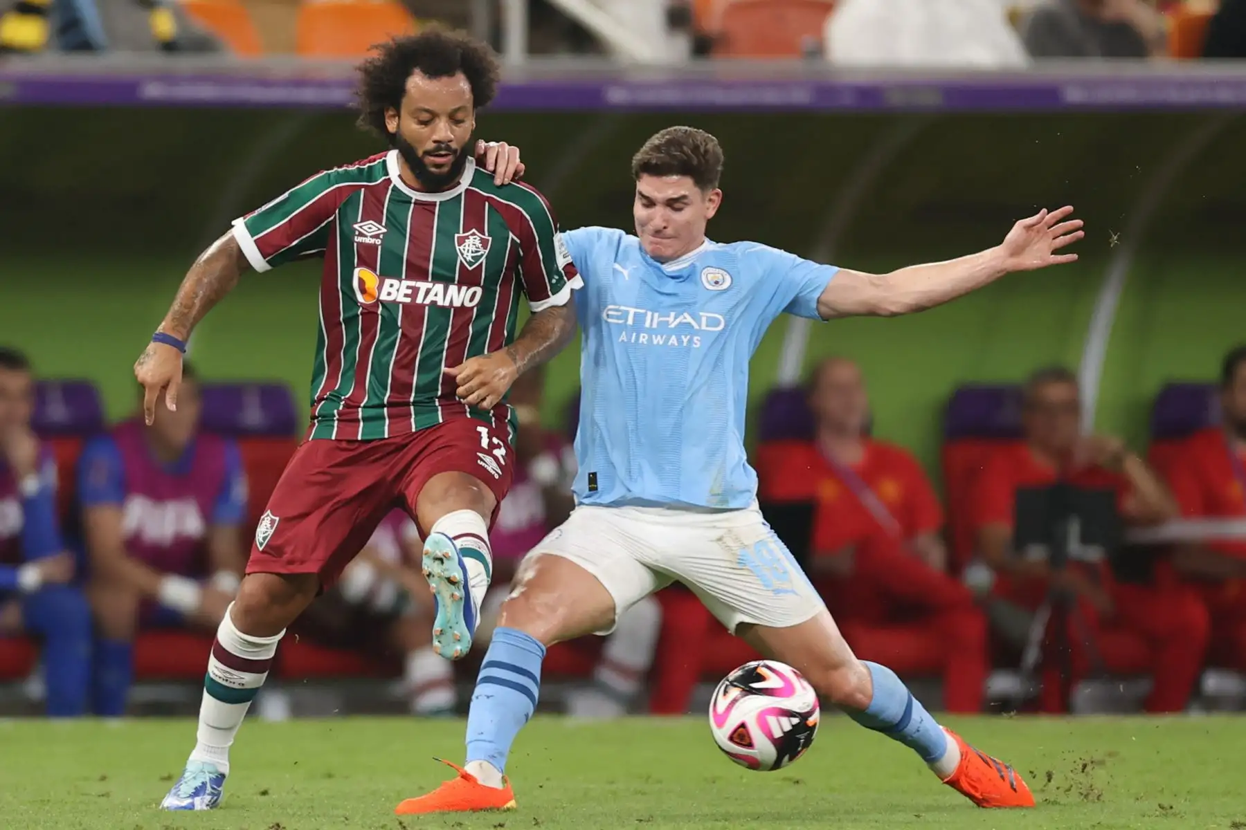 El delantero argentino del Manchester City #19 Julián Álvarez lucha por el balón con el defensor brasileño del Fluminense #12 Marcelo durante el partido de fútbol final de la Copa Mundial de Clubes de la FIFA entre el Fluminense de Brasil y el Manchester City de Inglaterra en la Ciudad Deportiva Rey Abdullah en Jeddah el 22 de diciembre de 2023.
Foto: AFP