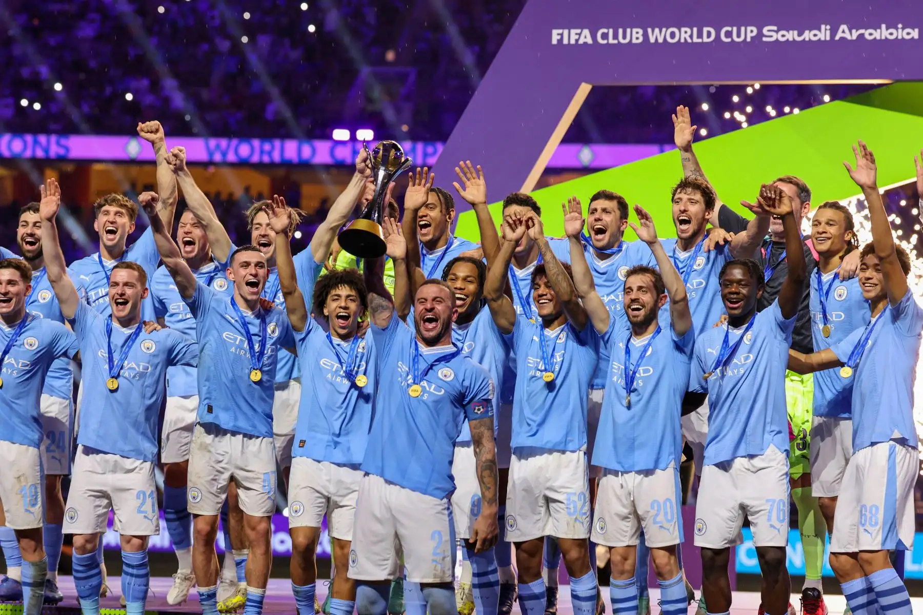 Los jugadores del Manchester City celebran con su trofeo ganador al final de la final de fútbol de la Copa Mundial de Clubes de la FIFA 2023 contra el Fluminense de Brasil en el estadio King Abdullah Sports City de Jeddah el 22 de diciembre de 2023.

Foto: AFP