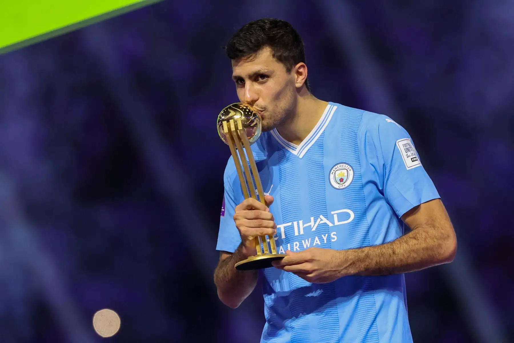 El mediocampista español #16 del Manchester City, Rodrigo Hernández, besa su trofeo del balón de oro durante la ceremonia de presentación al final del partido final de fútbol de la Copa Mundial de Clubes de la FIFA 2023 contra el Fluminense de Brasil en el estadio King Abdullah Sports City de Jeddah el 22 de diciembre de 2023.

Foto: AFP
​