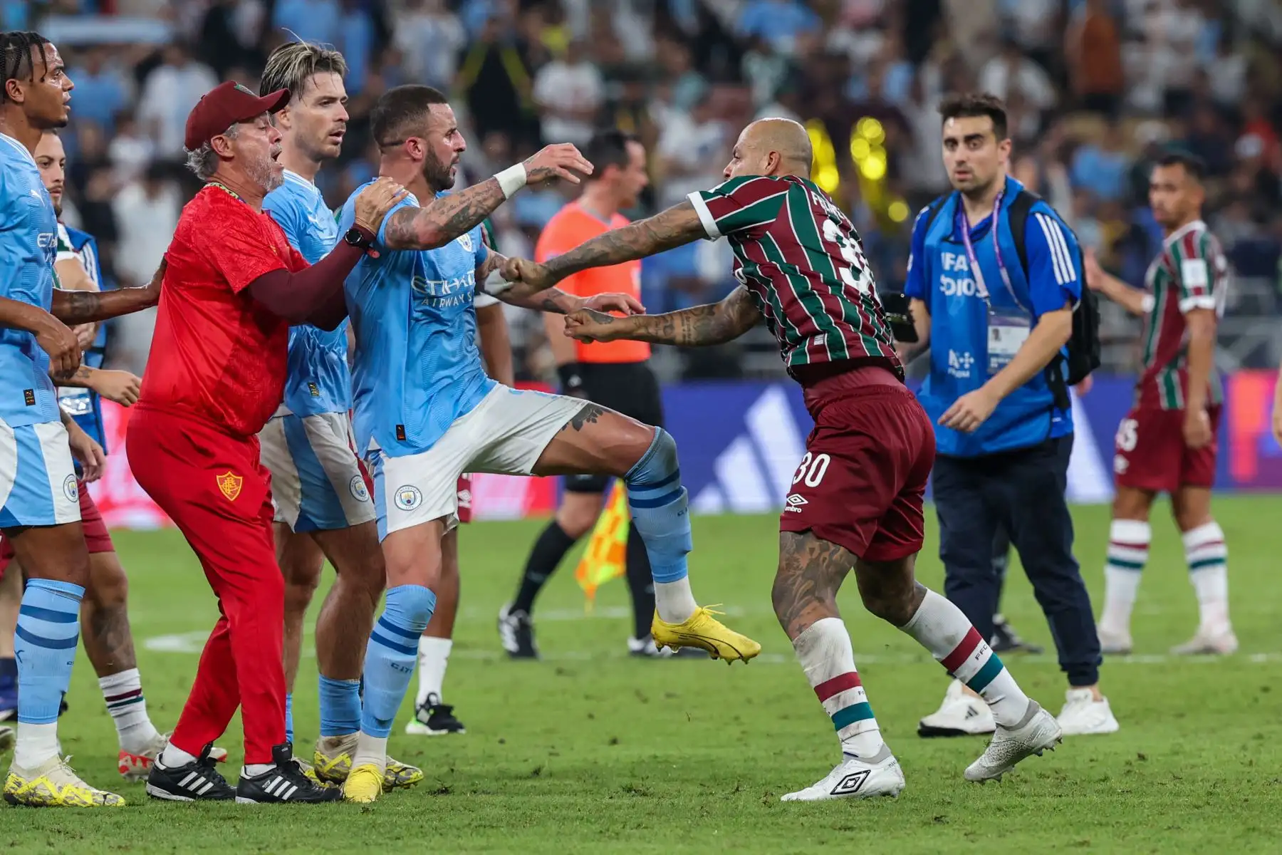 El defensor inglés #02 del Manchester City, Kyle Walker, y el defensor brasileño #30 del Fluminense, Felipe Melo, se empujan al final del partido final de fútbol de la Copa Mundial de Clubes de la FIFA 2023 entre el Manchester City de Inglaterra y el Fluminense de Brasil en el estadio King Abdullah Sports City de Jeddah el 22 de diciembre. , 2023.

Foto: AFP