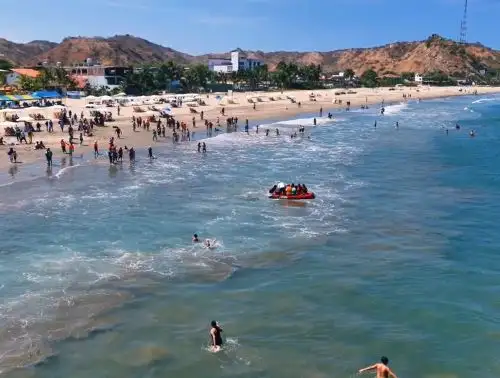 Impresionante vista de la paradisiaca playa Punta Sal, uno de los principales atractivos turísticos de Tumbes y el lugar elegido por miles de viajeros para recibir el año nuevo.