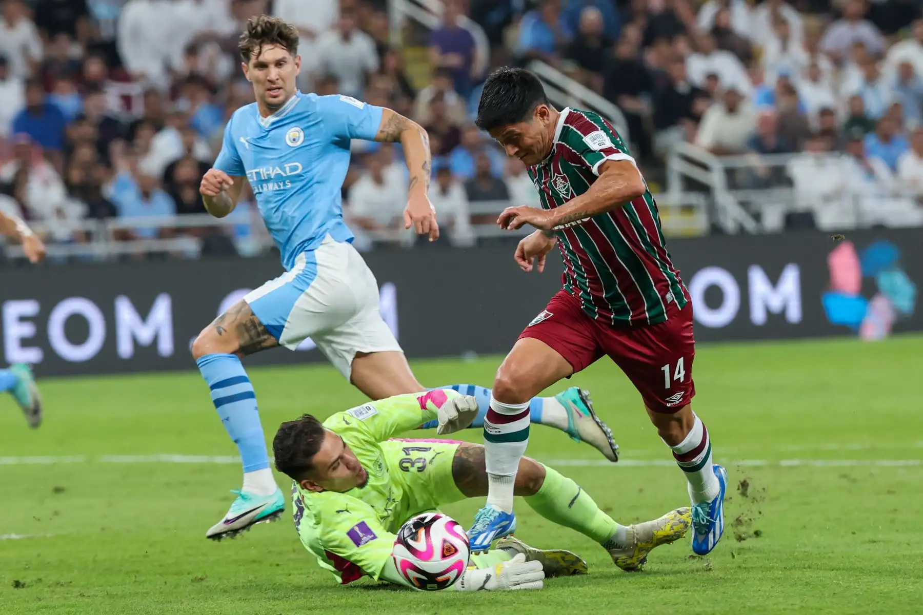 El delantero argentino del Fluminense #14 German Cano esquiva al portero brasileño del Manchester City #31 Ederson durante el partido final de fútbol de la Copa Mundial de Clubes de la FIFA 2023 entre el Manchester City de Inglaterra y el Fluminense de Brasil en el estadio King Abdullah Sports City de Jeddah el 22 de diciembre de 2023.

Foto: AFP